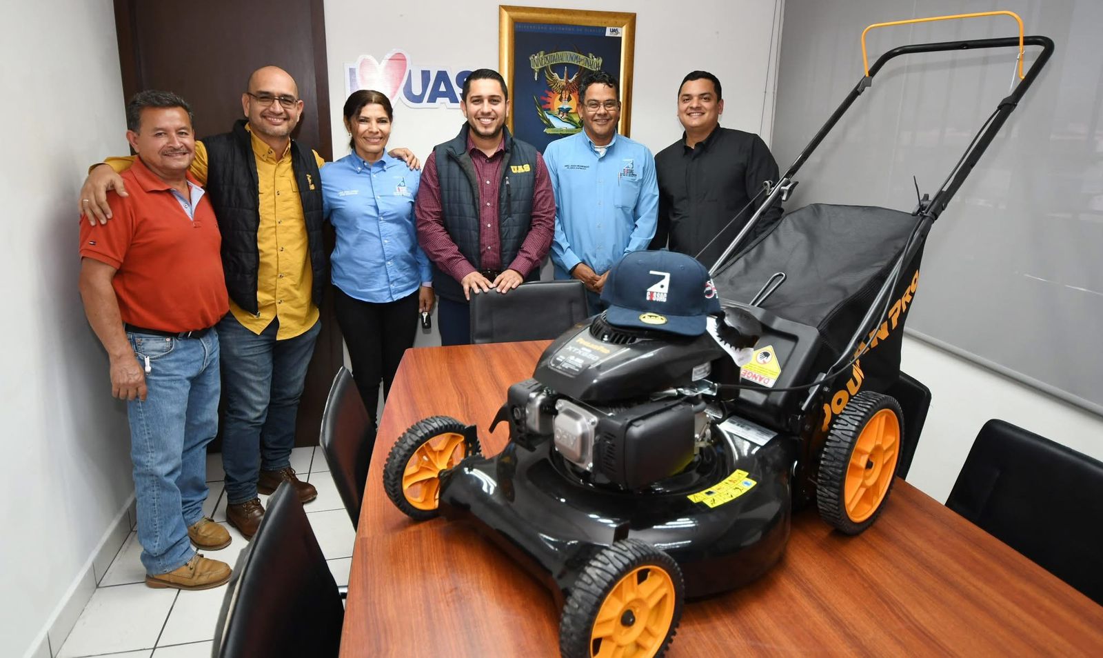 - En un acto de solidaridad y sumándose al Pacto Social, el Colegio de Arquitectos del Sur de Sinaloa (CASSAC) realizó un donativo a la Dirección de Construcción y Mantenimiento (DCM) de la Universidad Autónoma de Sinaloa en la Unidad Regional Sur.