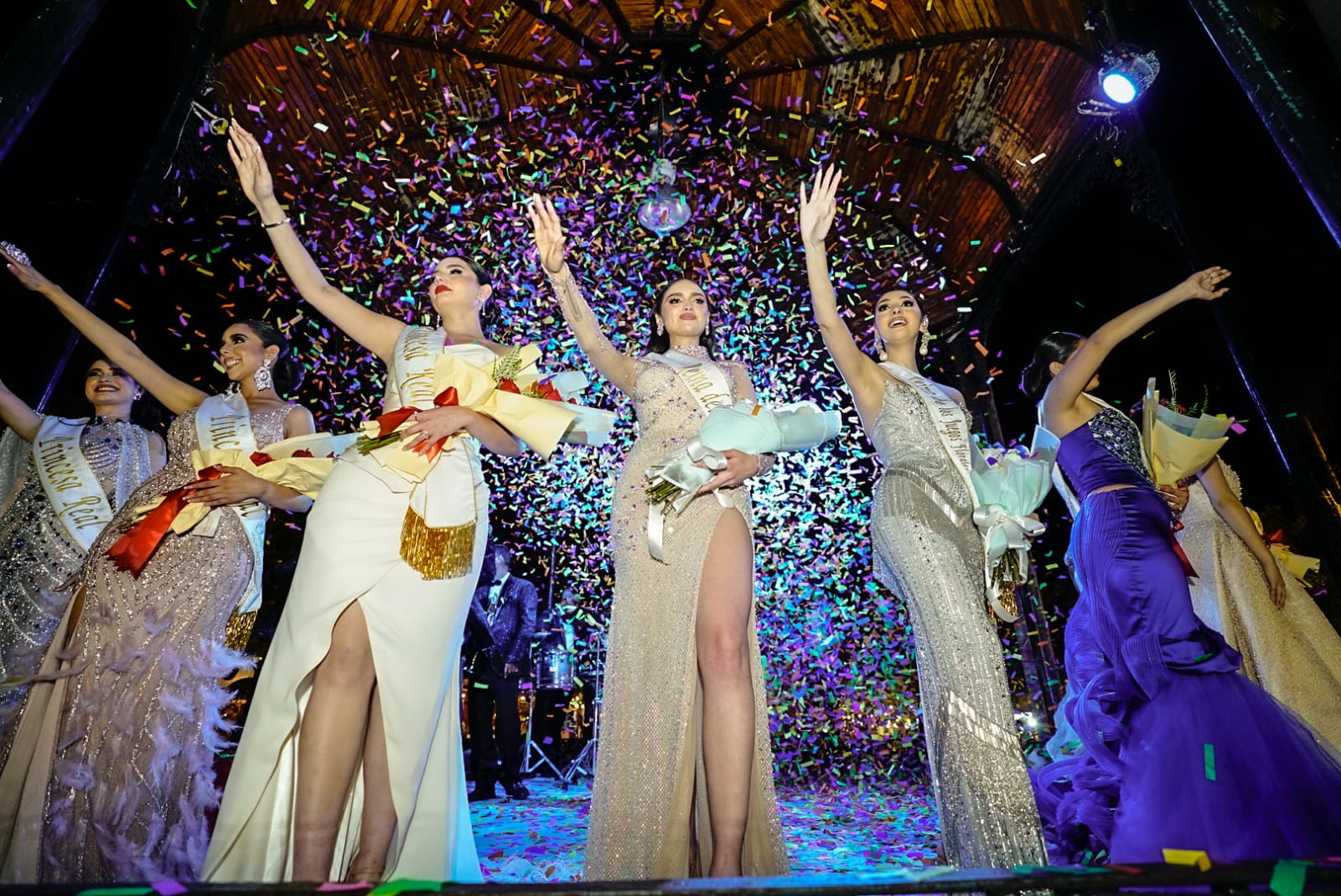 Con calificación perfecta en las etapas de criterio y belleza, Lucero Lizárraga Salcido obtuvo el título de Reina del Carnaval Internacional de Mazatlán 2025 “La Perla” y Desiré Velázquez Ayón, ganó el segundo lugar del certamen de Elección de Reinas y será coronada como Reina del Centenario de los Juegos Florales.