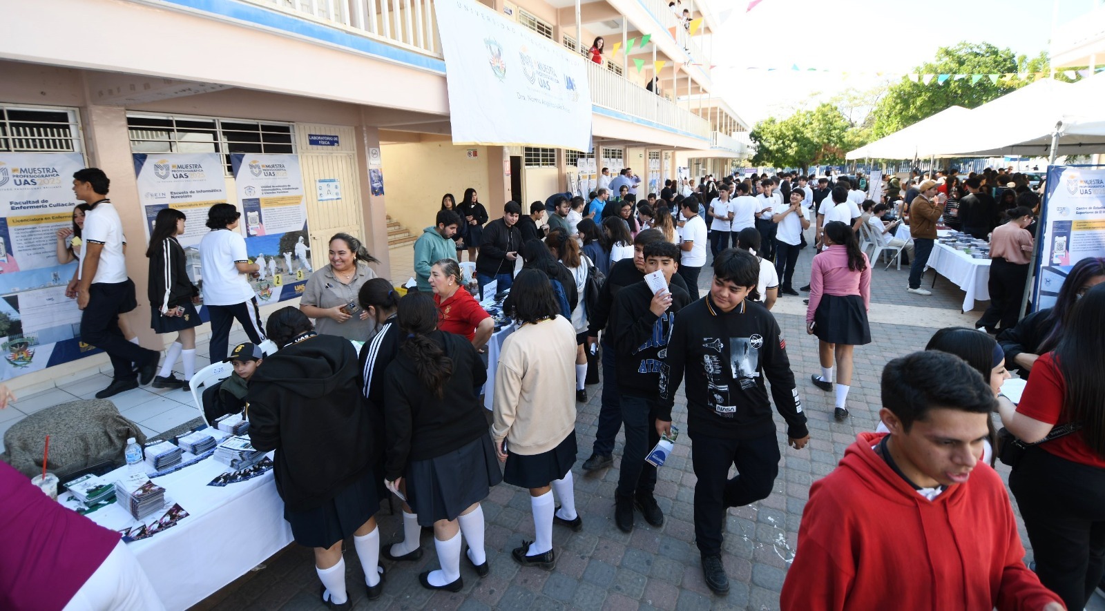 Con el propósito de favorecer una toma de decisiones consciente y fundamentada por parte de los estudiantes de nivel medio superior, la Universidad Autónoma de Sinaloa, inició este lunes la Muestra Profesiográfica 2025 en la Unidad Regional Sur.