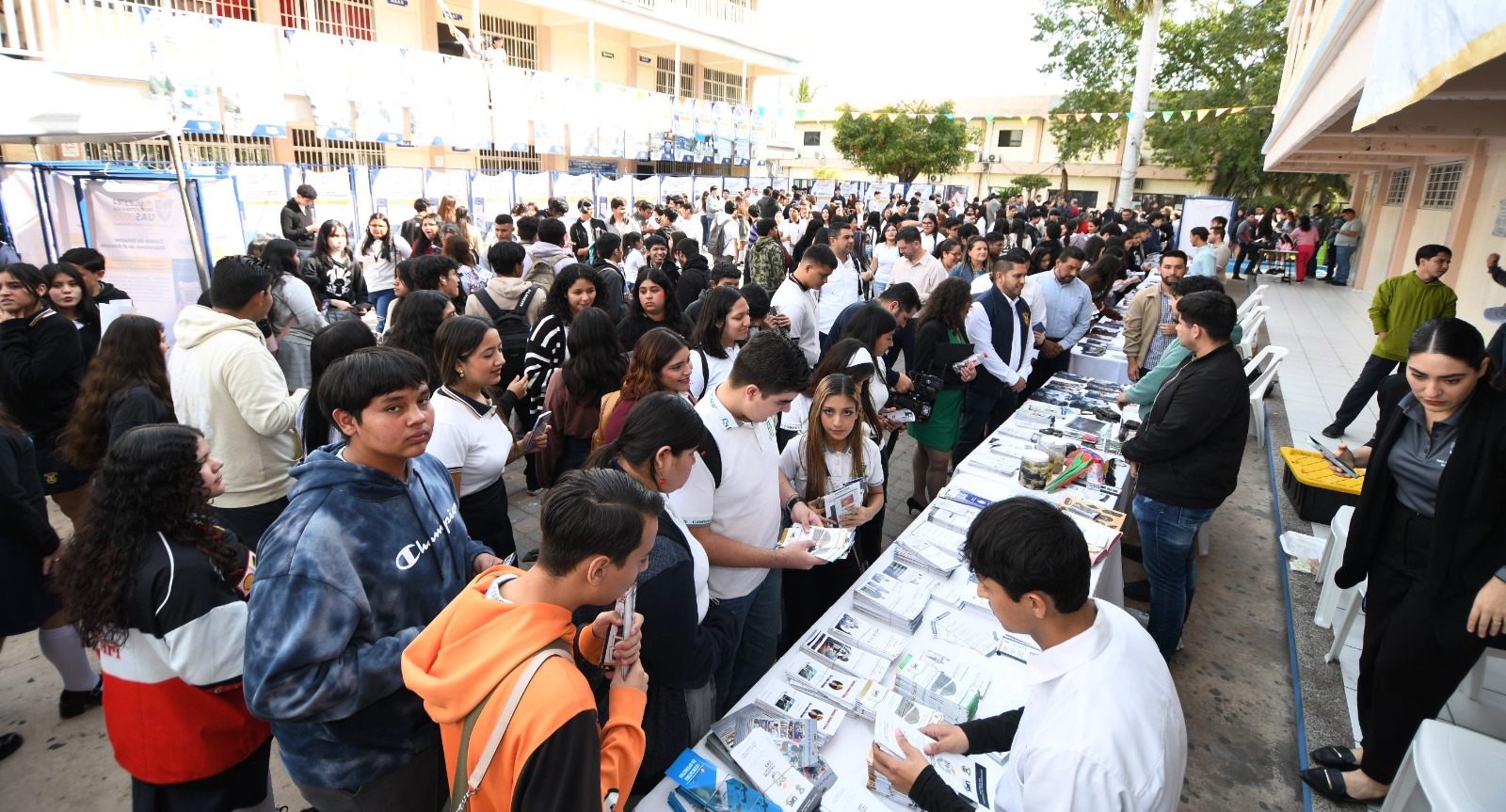 -	La Universidad Autónoma de Sinaloa (UAS) en la Unidad Regional Sur (URS) abrió sus puertas para recibir a cientos de estudiantes en la inauguración de la edición número 19 de la Muestra Profesiográfica UAS 2025.