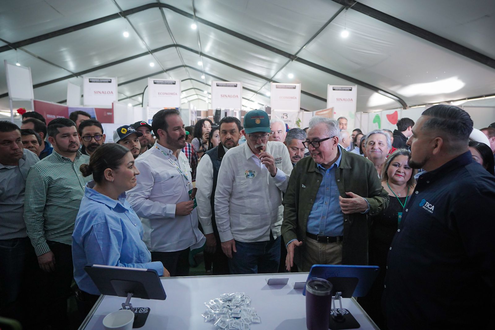 -	La Secretaría de Economía amplió la participación de emprendedores y pequeñas empresas, pasando de 53 a 67 stands en el Punto MiPyME.