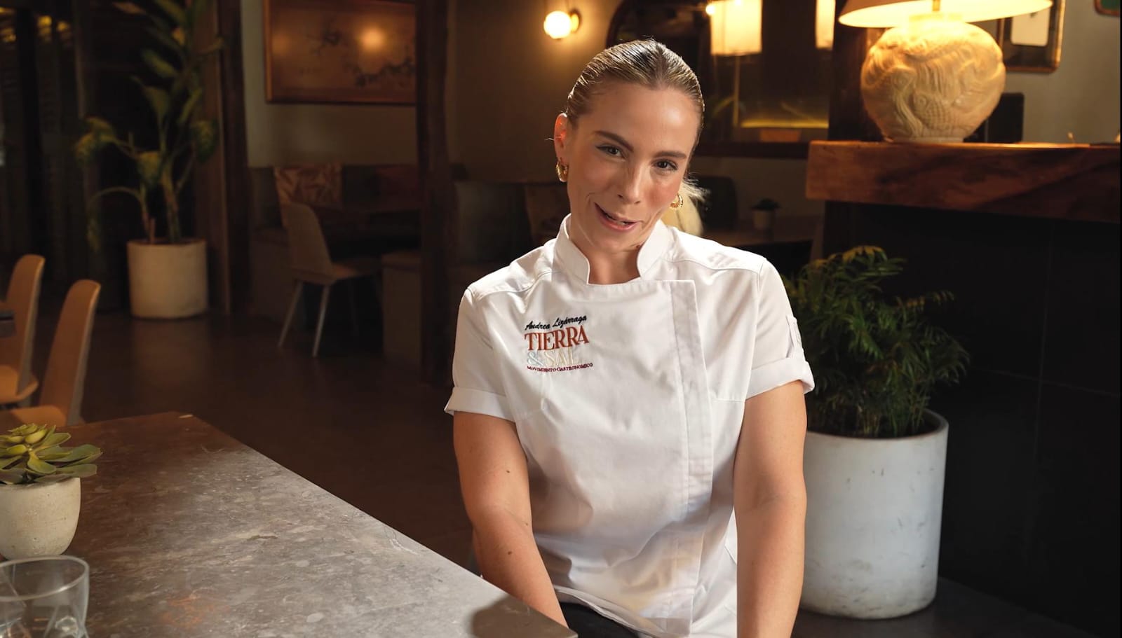 La chef Andrea Lizárraga creadora de Nao Kitchen Bar, ha puesto el nombre del puerto en lo más alto de la gastronomía nacional al ser reconocida entre las mejores 250 chefs de todo México por la prestigiosa guía Culinaria Mexicana, en colaboración con Larousse Cocina, San Pellegrino y Nespresso Café.