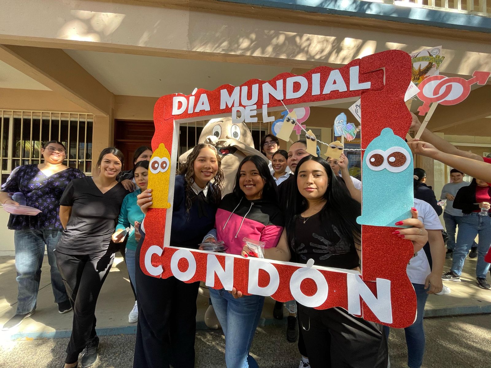 Con recorrido lúdico e informativo promueven Día Mundial del Condón en Ciudad Universitaria URS