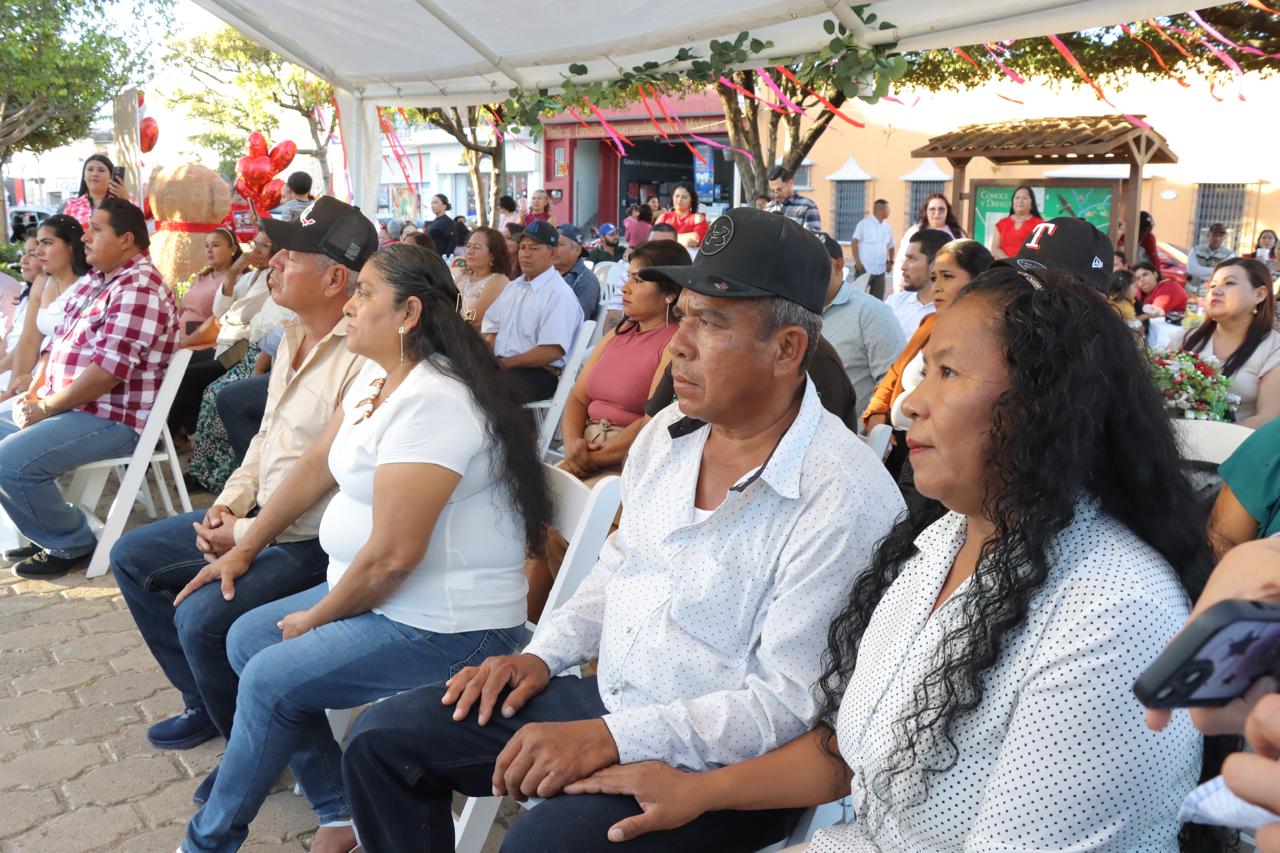 -	14 parejas de enamorados se unieron en matrimonio en la Boda Colectiva 2025.