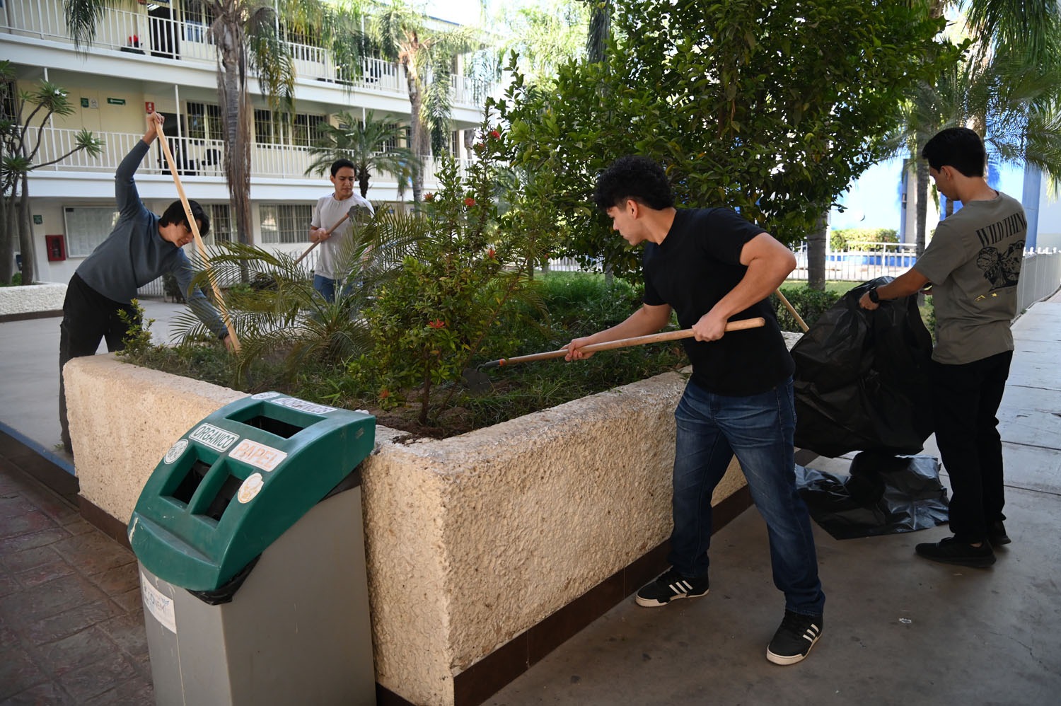 -	Para contribuir a mantener dignos los espacios universitarios y fomentar el cuidado de las instalaciones a través del sentido de pertenencia, realiza la UAS el Reto Mejora
