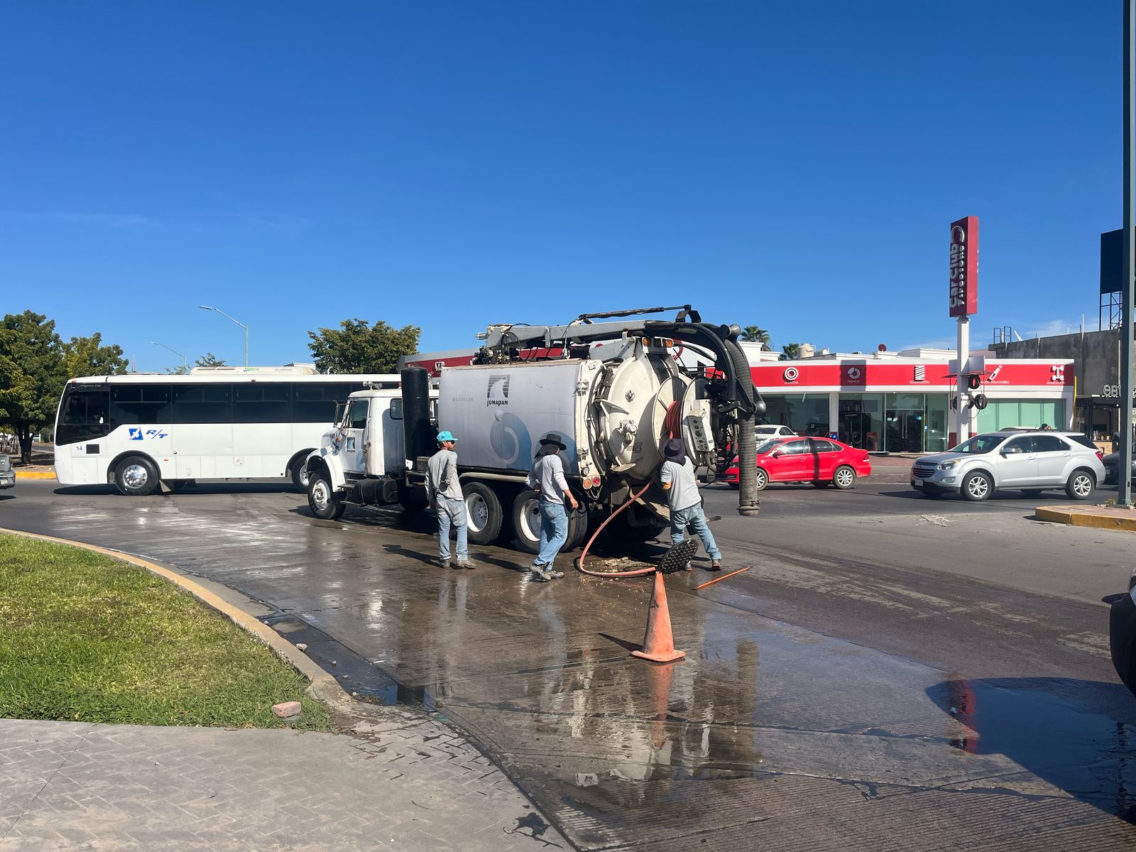 .- Ahora fue en Marina Mazatlán, específicamente en las inmediaciones de la Avenida Carlos Canseco y Paseo del Atlántico, donde la Gerencia de Operación de JUMAPAM, extrajo bolas de grasa y otros desechos sólidos que estaban taponeando la red de alcantarillado, lo cual era causa de un importante derrame de aguas residuales hacia la vía pública