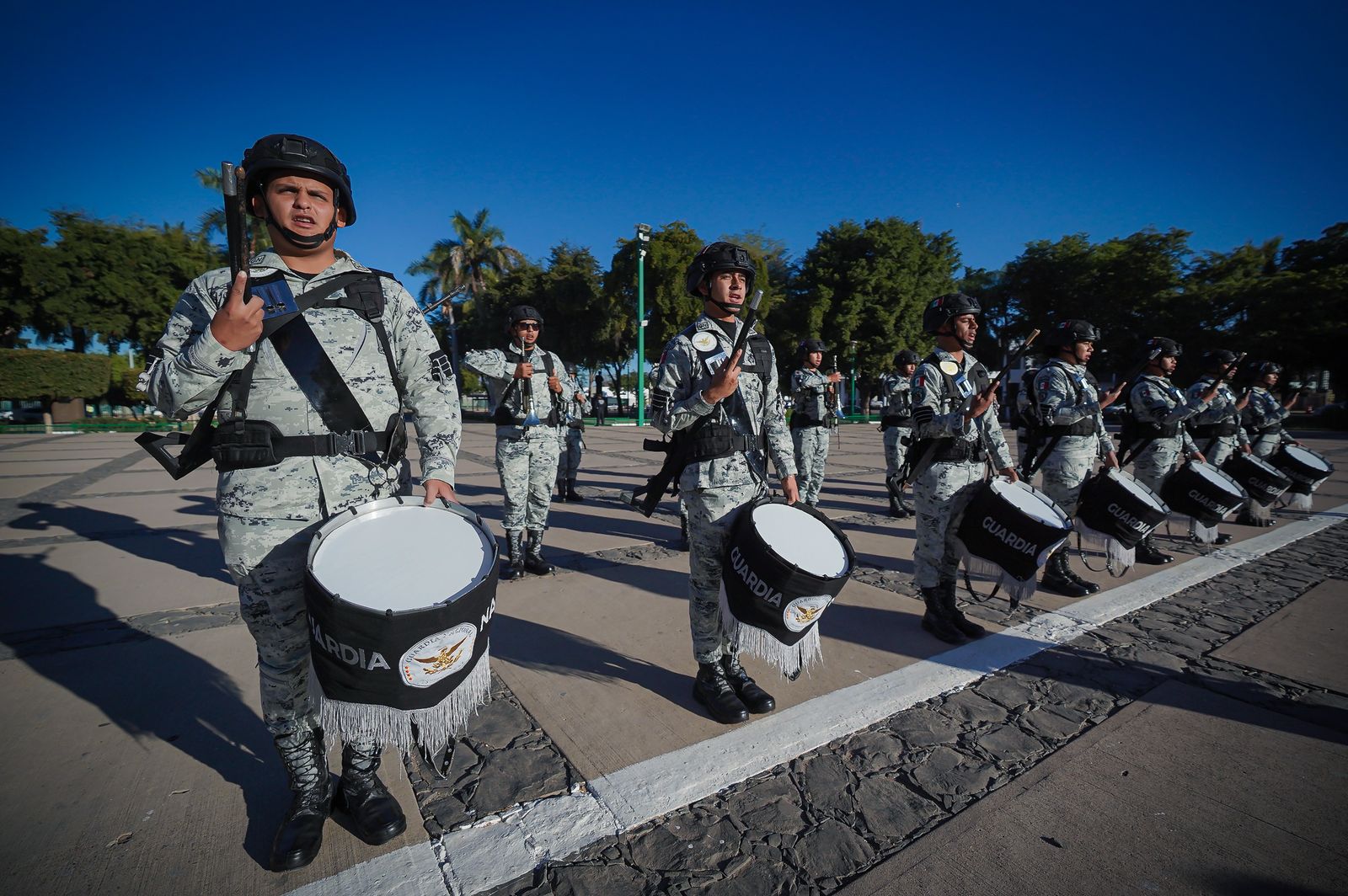 Con un acto cívico y una guardia de honor, el secretario de Economía, Ricardo Velarde, en representación del gobernador Rubén Rocha Moya, encabezó la conmemoración del 112º aniversario del Ejército Mexicano en Palacio de Gobierno, acompañado de autoridades civiles y militares.