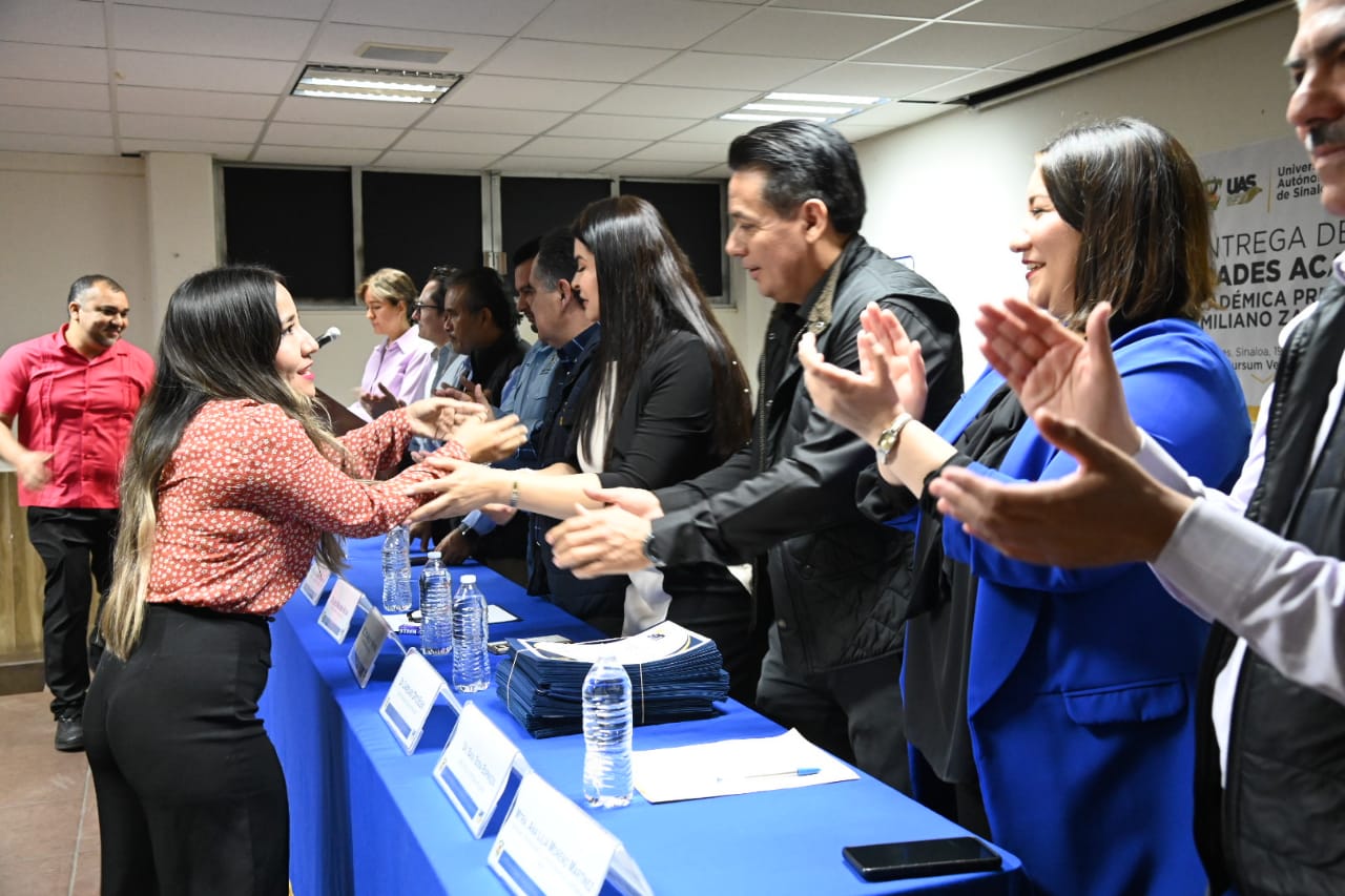 - En unidad y solidaridad para dar estabilidad a las y los trabajadores, entrega el Rector Jesús Madueña 105 titularidades en la Preparatoria Emiliano Zapata
