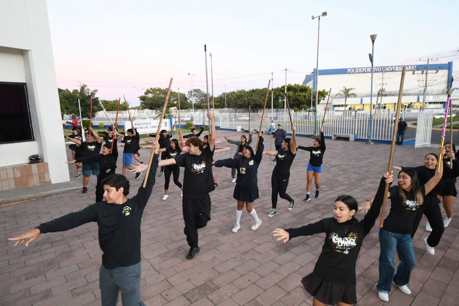 En esta edición la comparsa universitaria conformada por alumnos de preparatoria y del nivel superior, lleva por nombre “Mares eternos”, representando a los guardianes del océano; donde cada elemento va minuciosamente detallado, así como un carrito alegórico en esta historia del mundo marino.