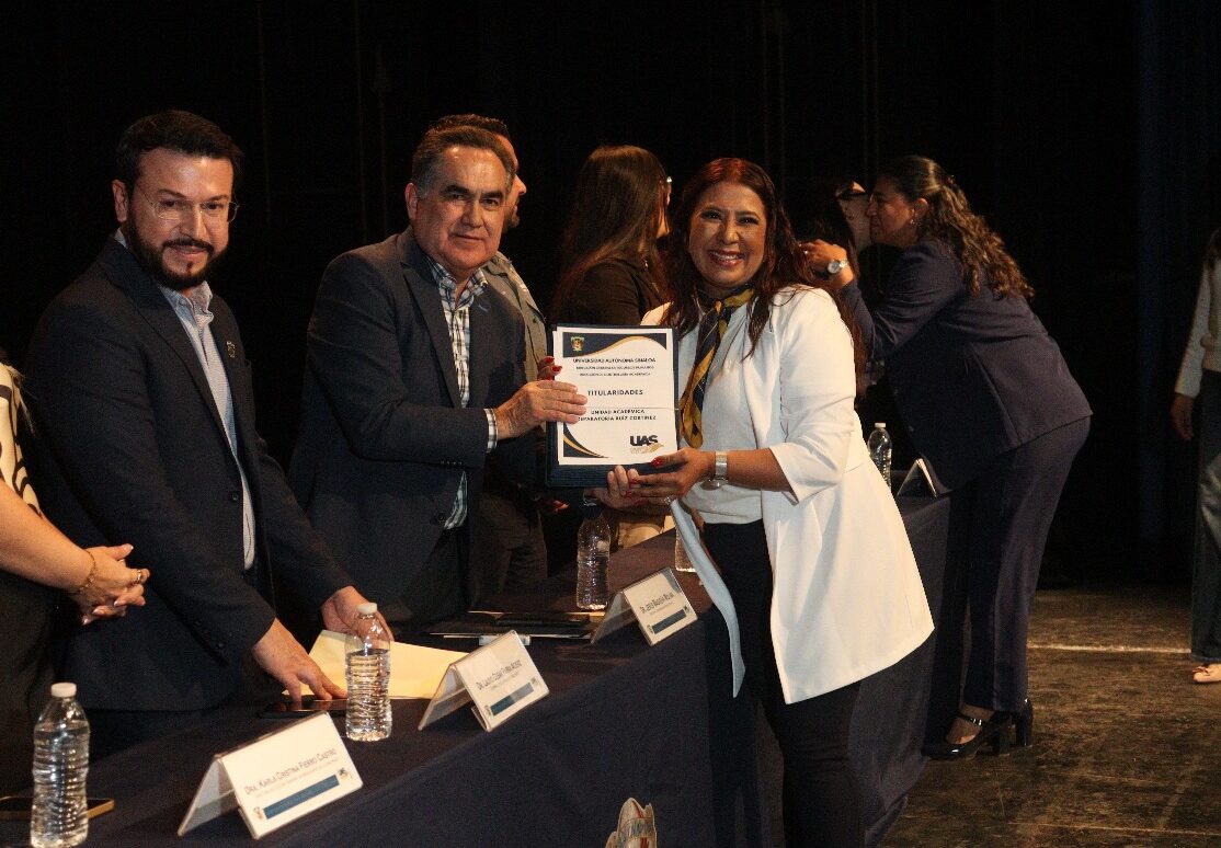 Con un llamado a fortalecer la unidad y concentrarse en las funciones sustantivas de la UAS, el Rector Jesús Madueña entregó 183 titularidades a docentes de la Unidad Regional Norte