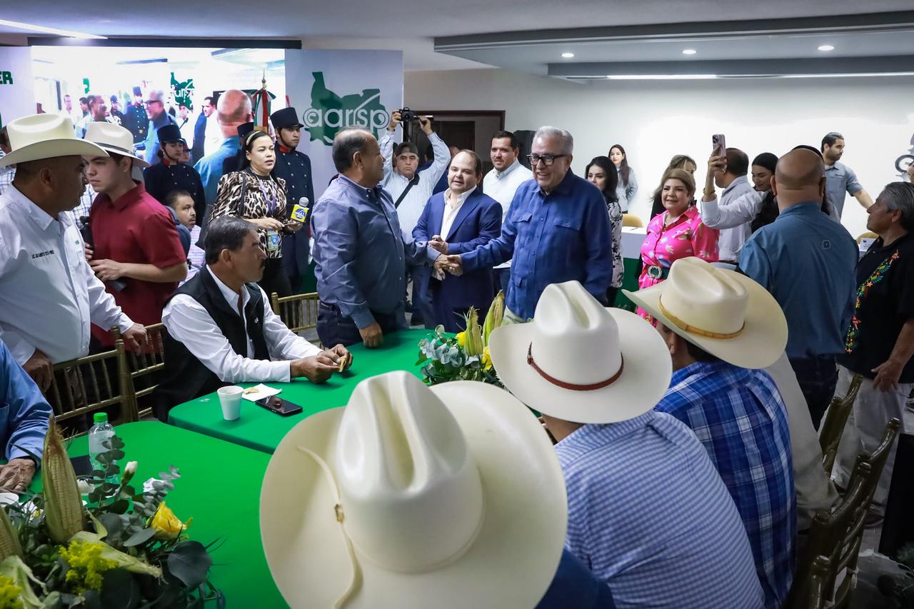 En presencia del Gobernador se llevó a cabo la asamblea de la AARSP donde Jesús Alberto Rojo Plascencia, rindió su Tercer Informe de Labores.
 
*Se tomó protesta al nuevo líder agrícola guasavense Teodoro López Menchaca de la planilla “Unidad y Progreso”.
