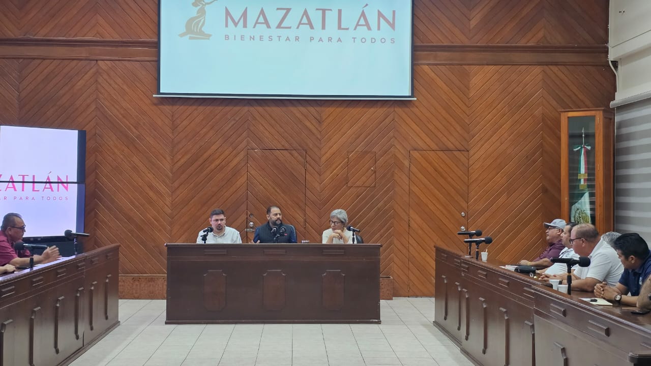 Con la finalidad de brindar el servicio de transporte urbano a ciudadanos de diversas colonias populares y fraccionamientos de la ciudad durante los días del Carnaval Internacional de Mazatlán, autoridades municipales y estatales sostuvieron una reunión con el sector transportista donde se definieron las rutas y horarios especiales