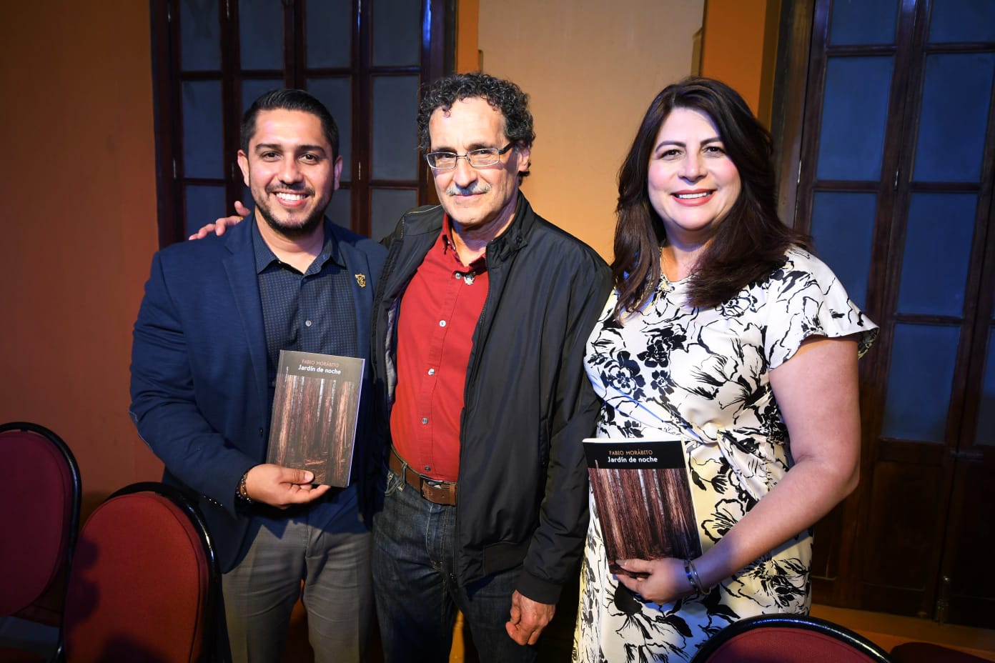 “Jardín de noche” fue la obra premiada en el marco de la Velada de las Artes, y donde su autor Fabio Morábito recibió el galardón por parte de autoridades de la Universidad Autónoma de Sinaloa.