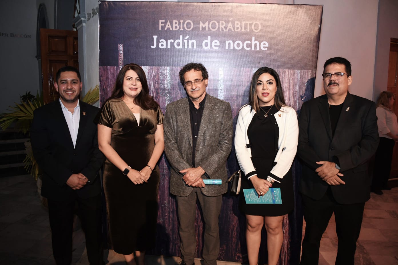 “Jardín de noche” fue la obra premiada en el marco de la Velada de las Artes, y donde su autor Fabio Morábito recibió el galardón por parte de autoridades de la Universidad Autónoma de Sinaloa.