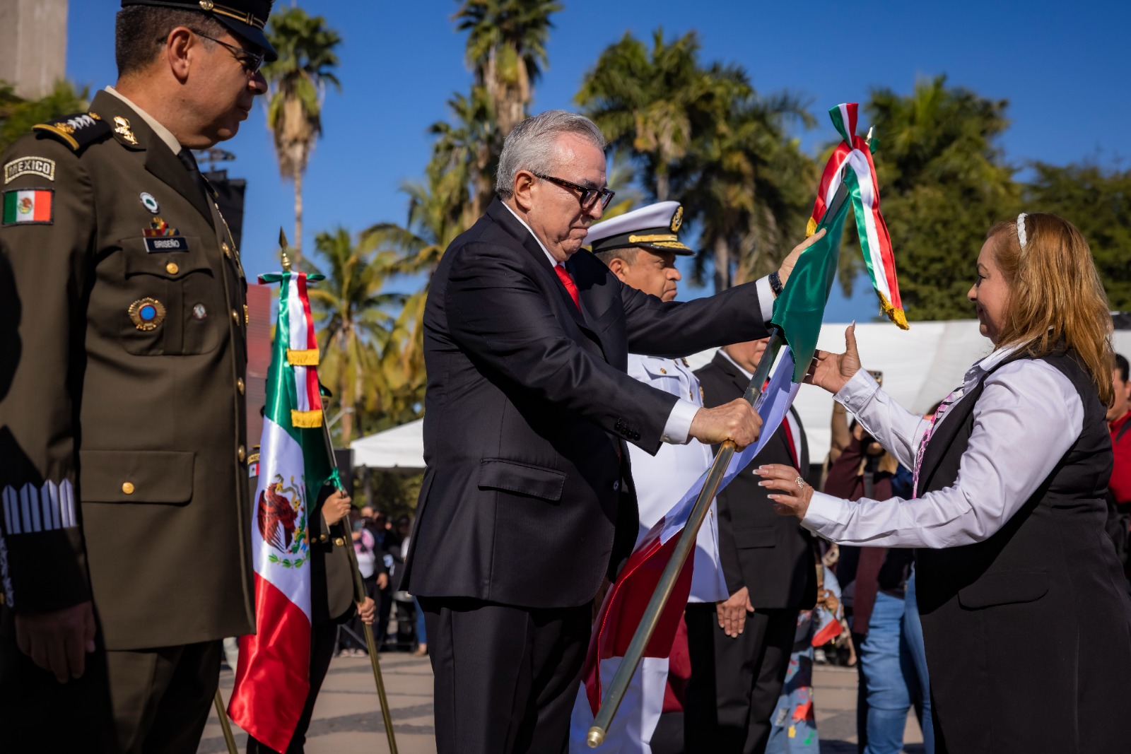-	Durante el evento que tuvo lugar en la explanada de Palacio de Gobierno, se realizó un enlace con el acto conmemorativo que simultáneamente encabezó la presidenta de la República, Claudia Sheinbaum Pardo, desde el Zócalo de la Ciudad de México