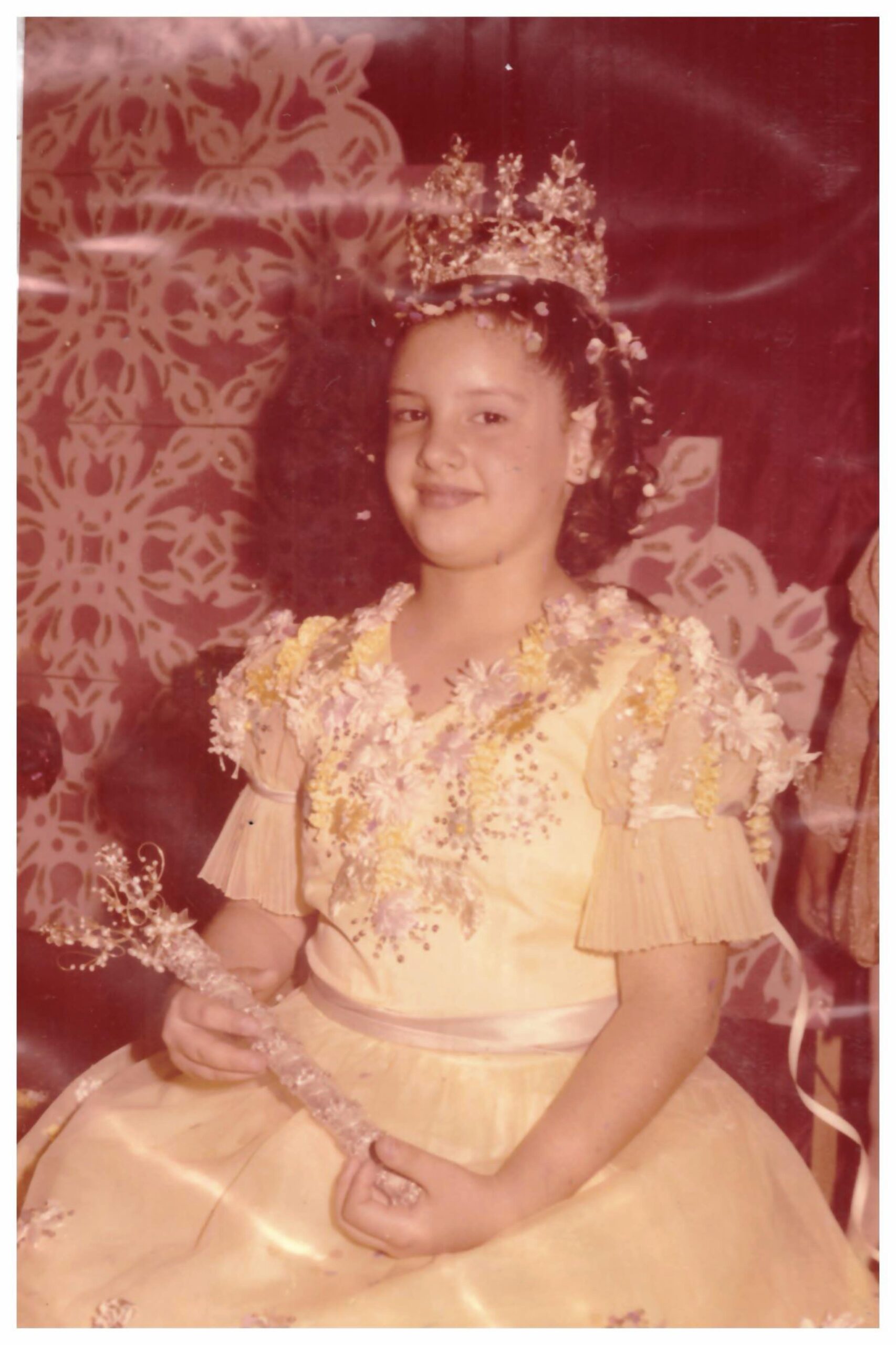 En 1975 con 6 años de edad Paulina Carrillo Collard fue coronada como Reina Infantil del Carnaval de Mazatlán, a su abuelo Guillermo Collard, un hombre muy fiestero, le encantaba celebrar la vida y tuvo la idea de inscribirla como candidata a reina del carnaval.
