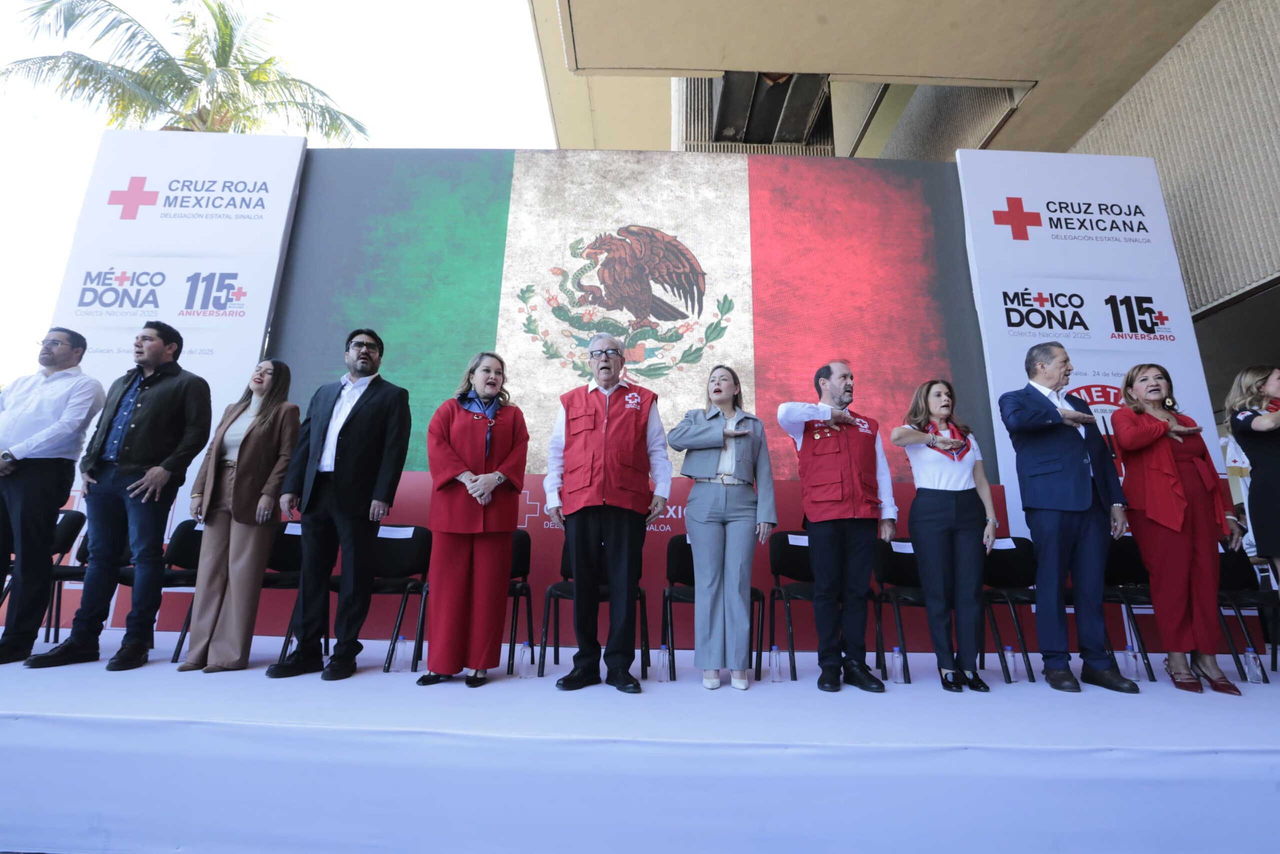 - "Hablar de la Cruz Roja es hablar de humanismo": Rocha, al poner en marcha la Colecta Nacional de Cruz Roja en Sinaloa
- Rocha hizo entrega de seis nuevas ambulancias para las delegaciones del estado y se comprometió a donar 10 ambulancias, así como su sueldo del mes de marzo.