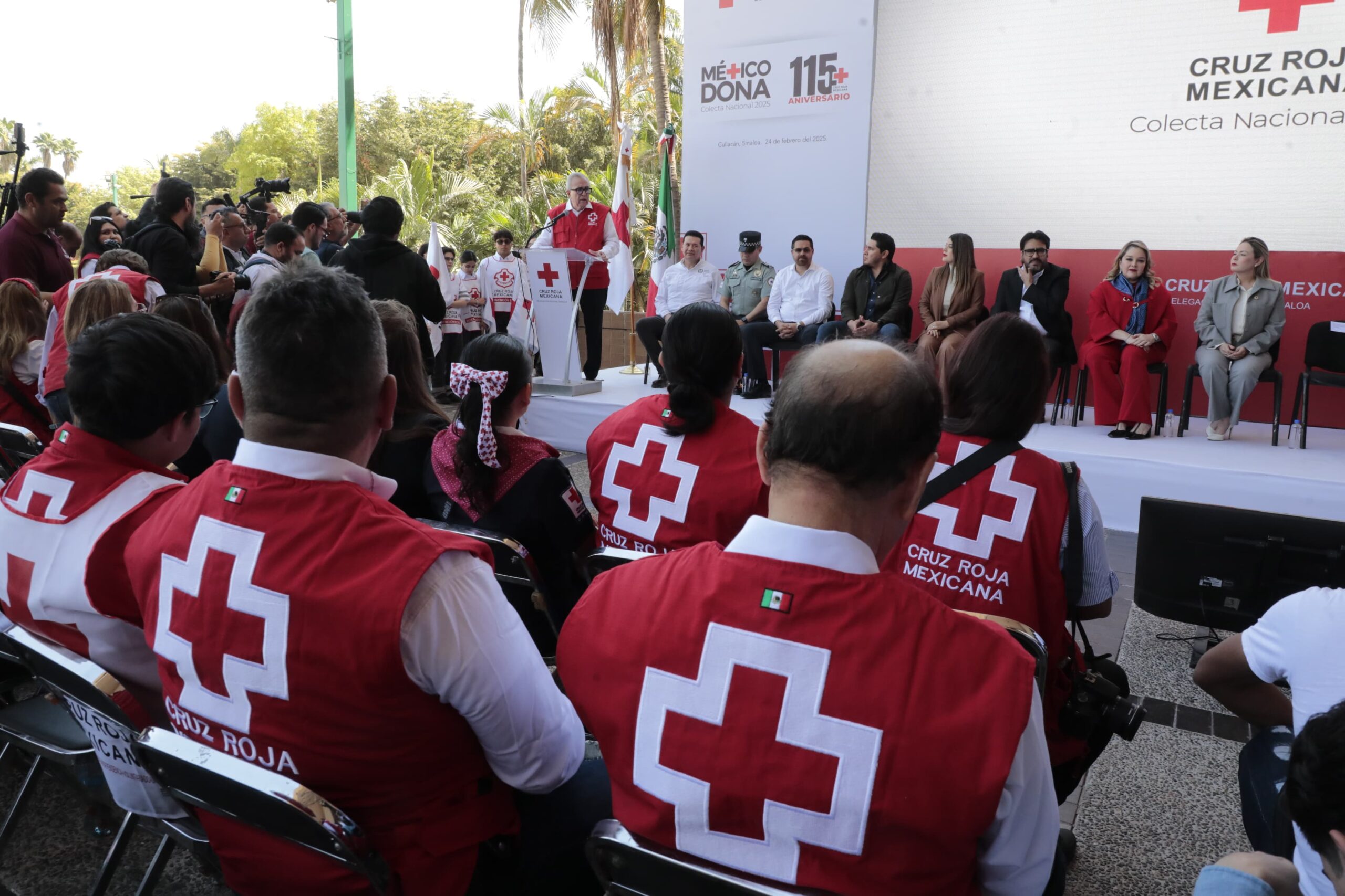 - "Hablar de la Cruz Roja es hablar de humanismo": Rocha, al poner en marcha la Colecta Nacional de Cruz Roja en Sinaloa
- Rocha hizo entrega de seis nuevas ambulancias para las delegaciones del estado y se comprometió a donar 10 ambulancias, así como su sueldo del mes de marzo.