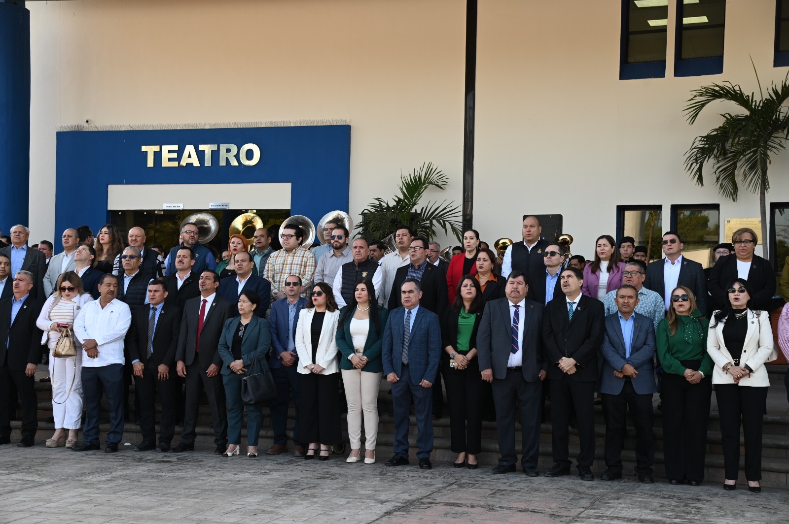 Al conmemorar el Día de la Bandera, el Rector de la Universidad Autónoma de Sinaloa (UAS), doctor Jesús Madueña Molina, exhortó a enarbolar también las banderas de la educación de calidad, la unidad como mexicanos y universitarios, la defensa de la soberanía y la búsqueda incansable de una paz duradera que nos darán fortaleza para seguir avanzando en todos los terrenos.