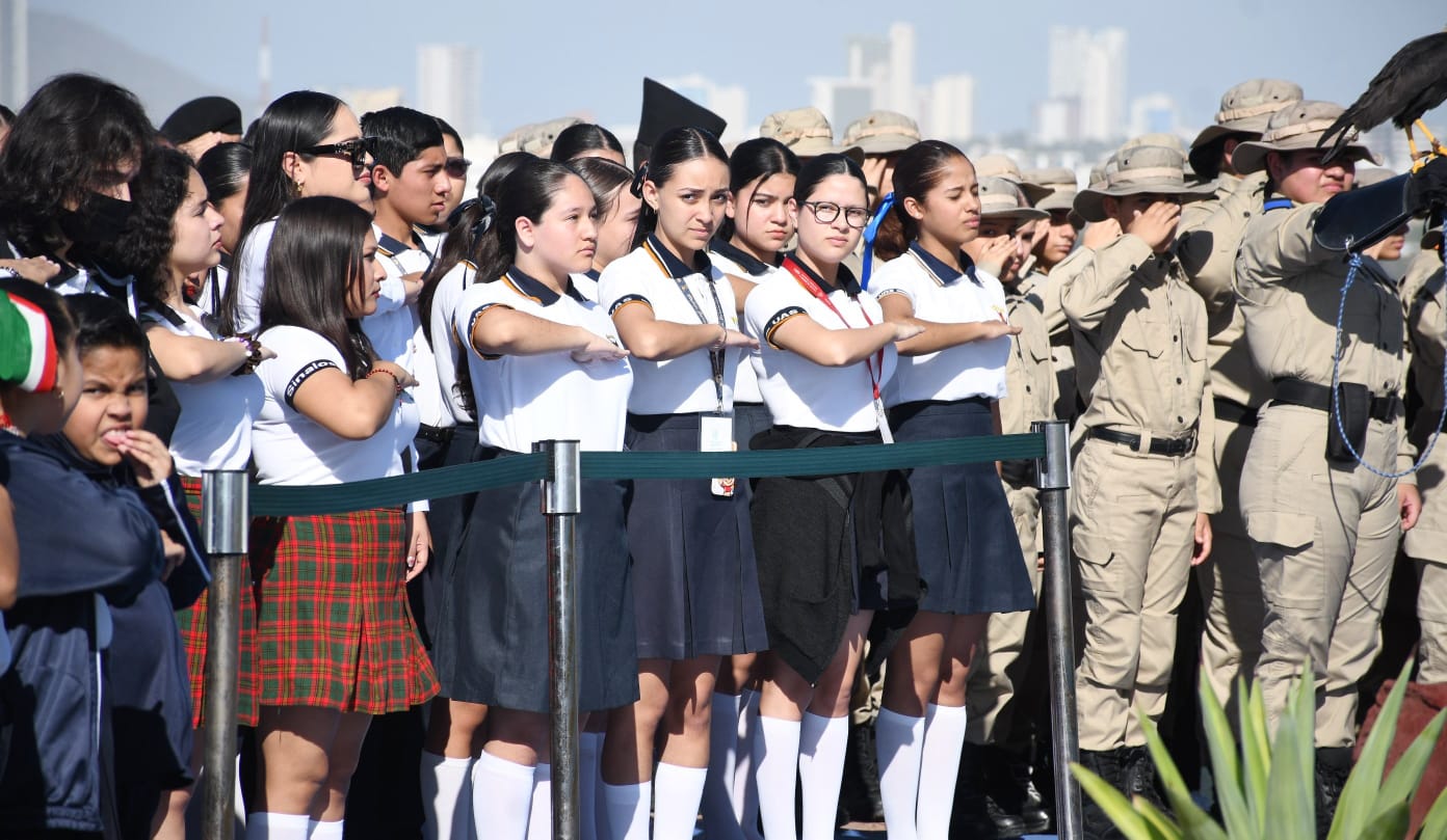 Alumnos del Campus de Bachillerato “Rodolfo Tuirán Gutiérrez”, de la Universidad Autónoma de Sinaloa (UAS), fueron invitados especiales a la ceremonia de conmemoración del Día de la Bandera Nacional Mexicana.