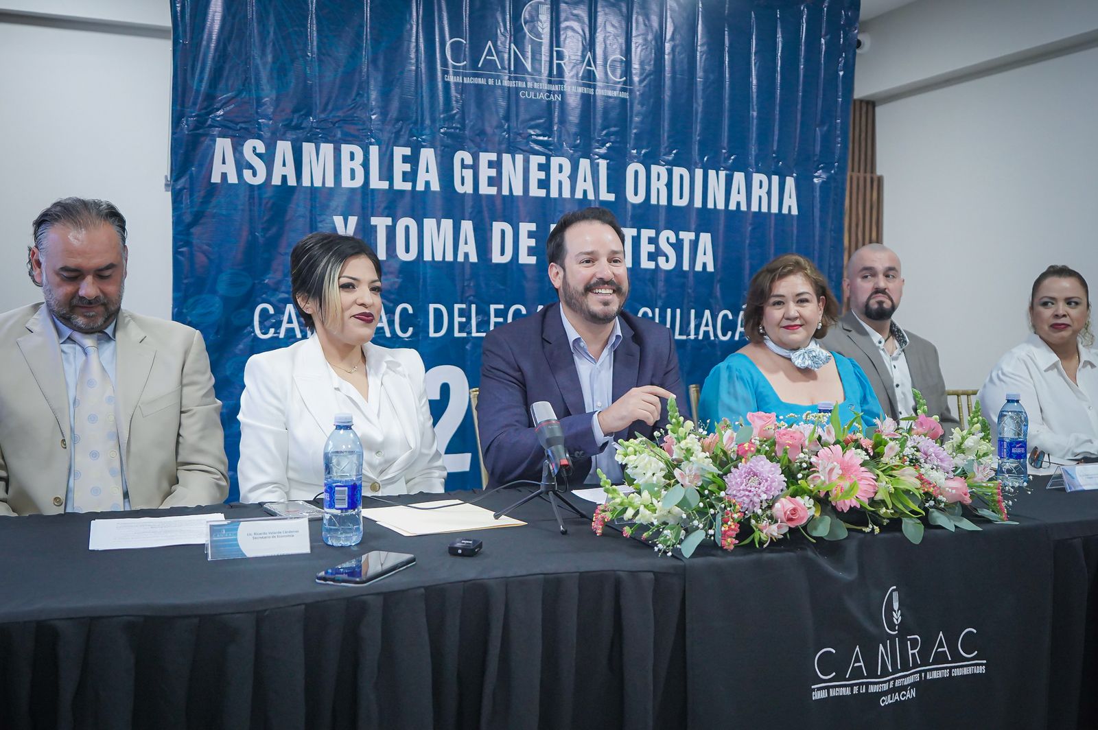 - “Pity” Velarde destaca el potencial de la industria restaurantera como motor de crecimiento económico en Sinaloa
- El Secretario de Economía participó en la toma de protesta de la nueva mesa directiva de Canirac Culiacán, encabezada por Karla Fernanda García Beltrán, donde aseguró que la gastronomía sinaloense tiene un gran potencial para sobresalir a nivel internacional.