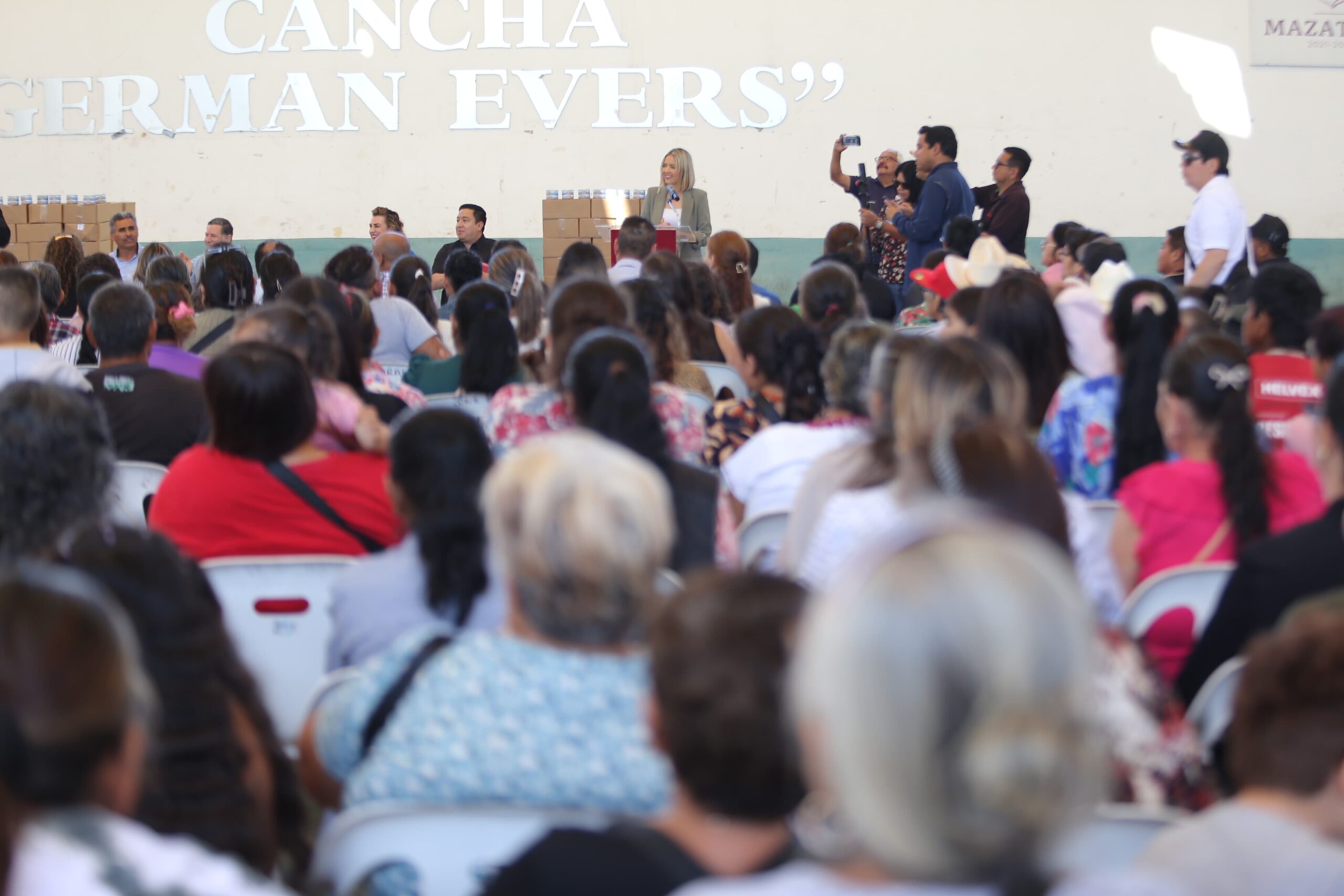 La Presidenta Municipal, Estrella Palacios Domínguez, la Directora General de Beneficencia Pública de Sinaloa, Alma Rosa López López, y el Director de la Empresa Pescados Envasados de Sinaloa, Valdemar González, hacen entrega de los apoyos a los beneficiarios 