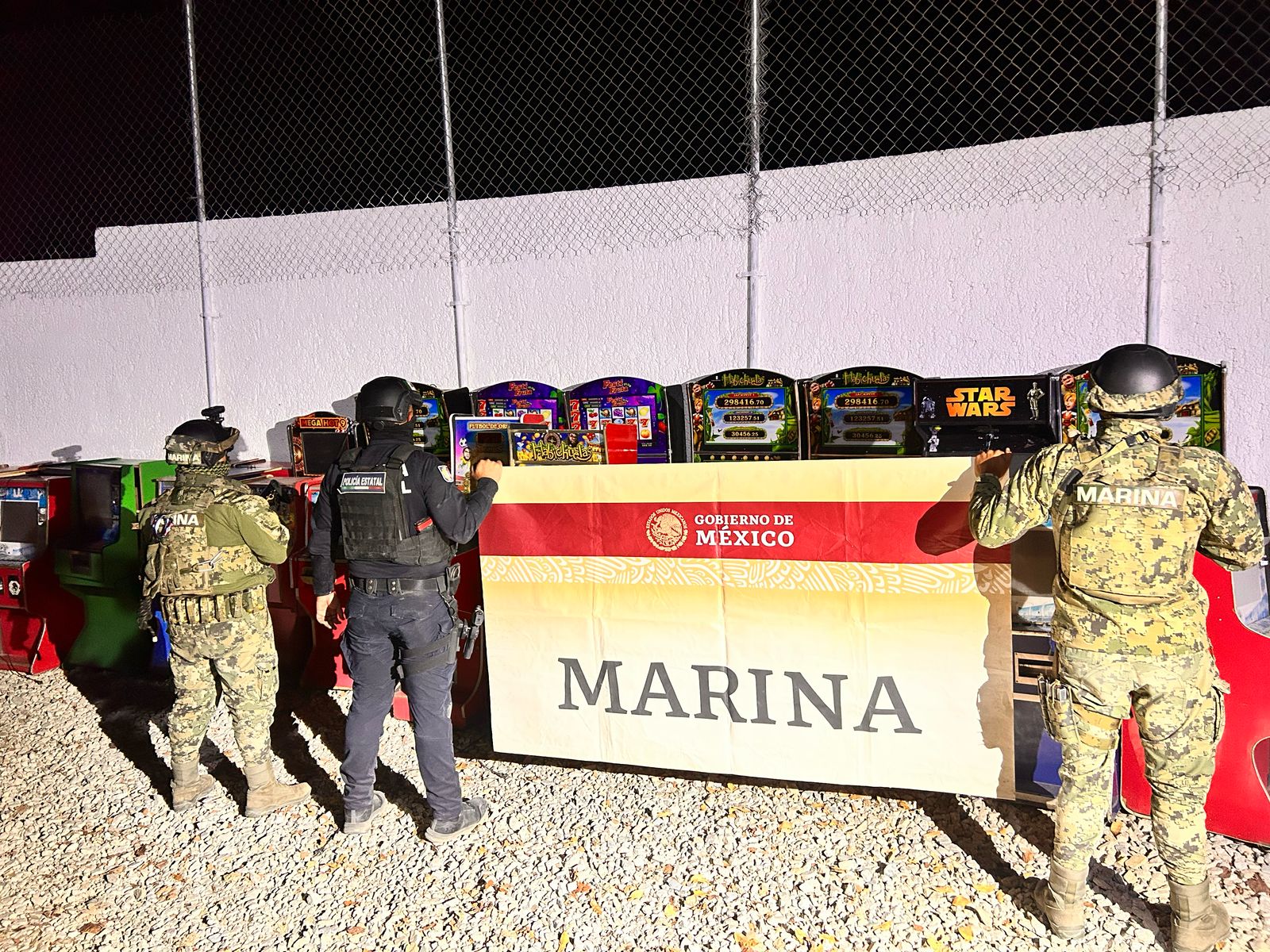 -	Marina en coordinación con Seguridad Pública Estatal, asegura 32 máquinas tragamonedas y 15 cámaras de vigilancia parásitas en Baja California Sur