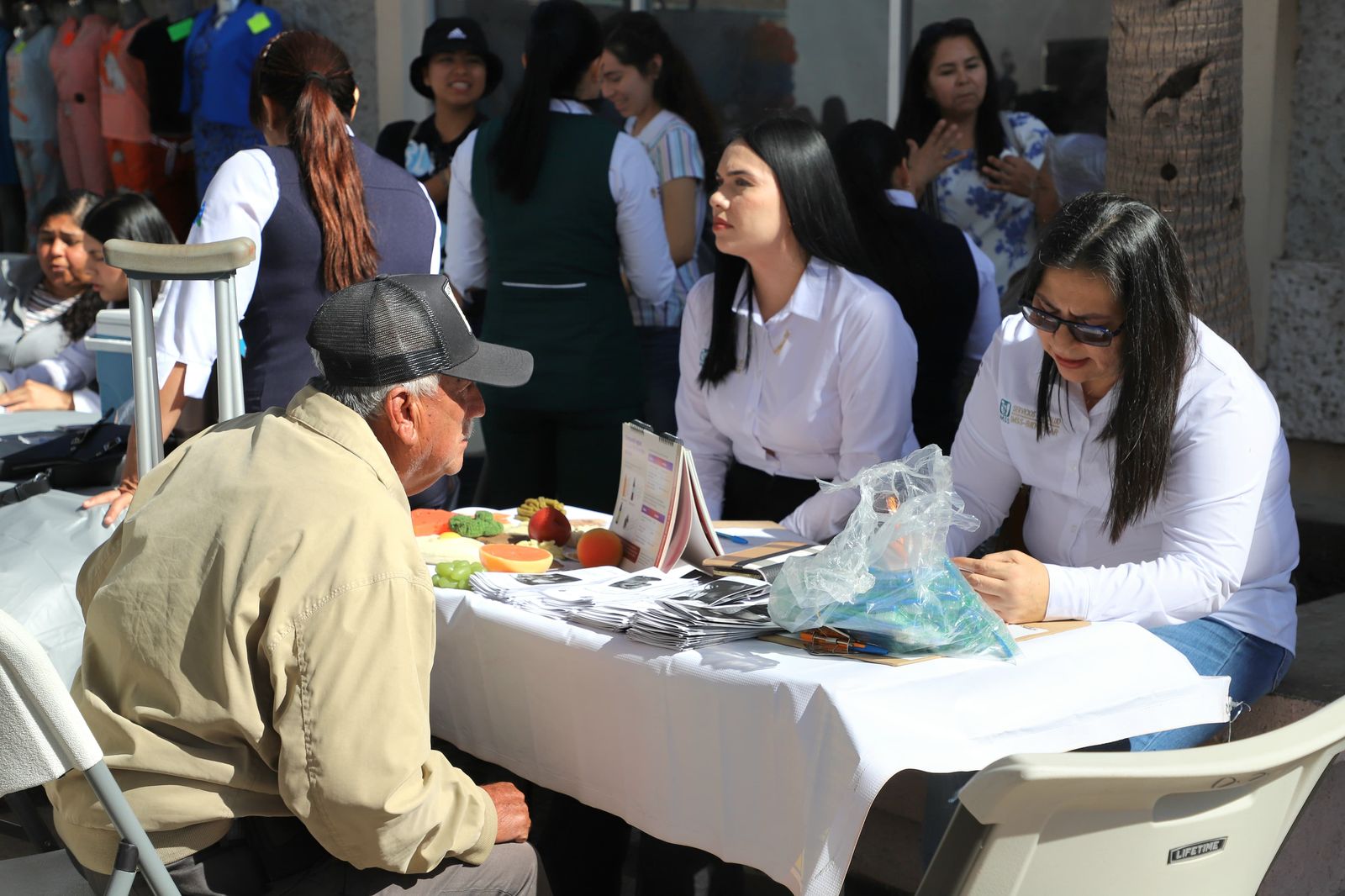 Con el objetivo de reforzar la atención médica en los Elotenses y facilitar el acceso a servicios de calidad, el Ayuntamiento de Elota, a través de la Dirección de Salud, y en coordinación con el IMSS, ISSSTE, Centro de Salud y Hospital General, llevó a cabo la Primera Feria de la Salud del 2025.