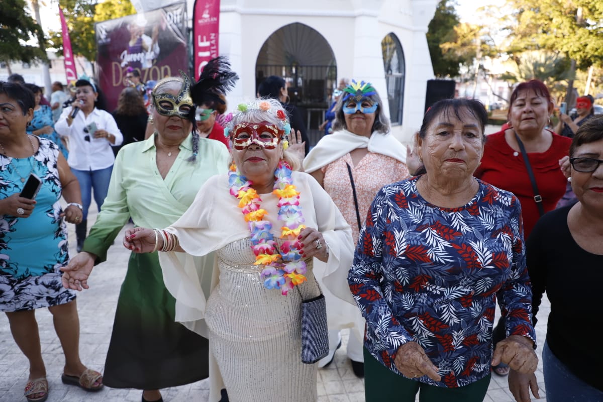 En una fiesta de coloridas máscaras y brillantes coronas, decenas de ‘jóvenes de corazón’ se reúnen en la Plazuela Zaragoza