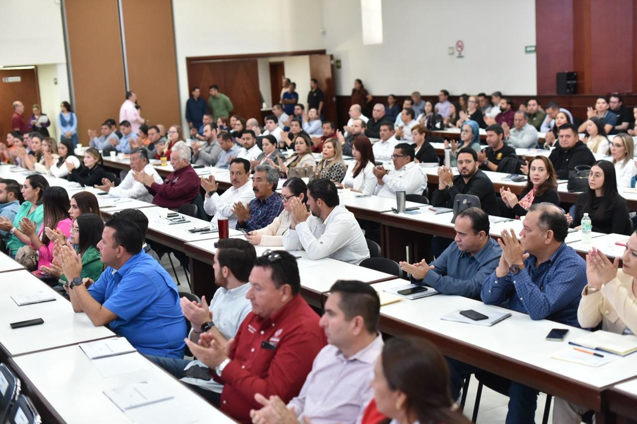 Alcaldes, alcaldesas y funcionarios de los 20 municipios de la entidad recibieron este viernes una jornada de capacitación en materia fiscal que organizó el Congreso del Estado de Sinaloa a través de la Comisión de Fiscalización y que ofreció personal especializado de la Auditoría Superior del Estado.