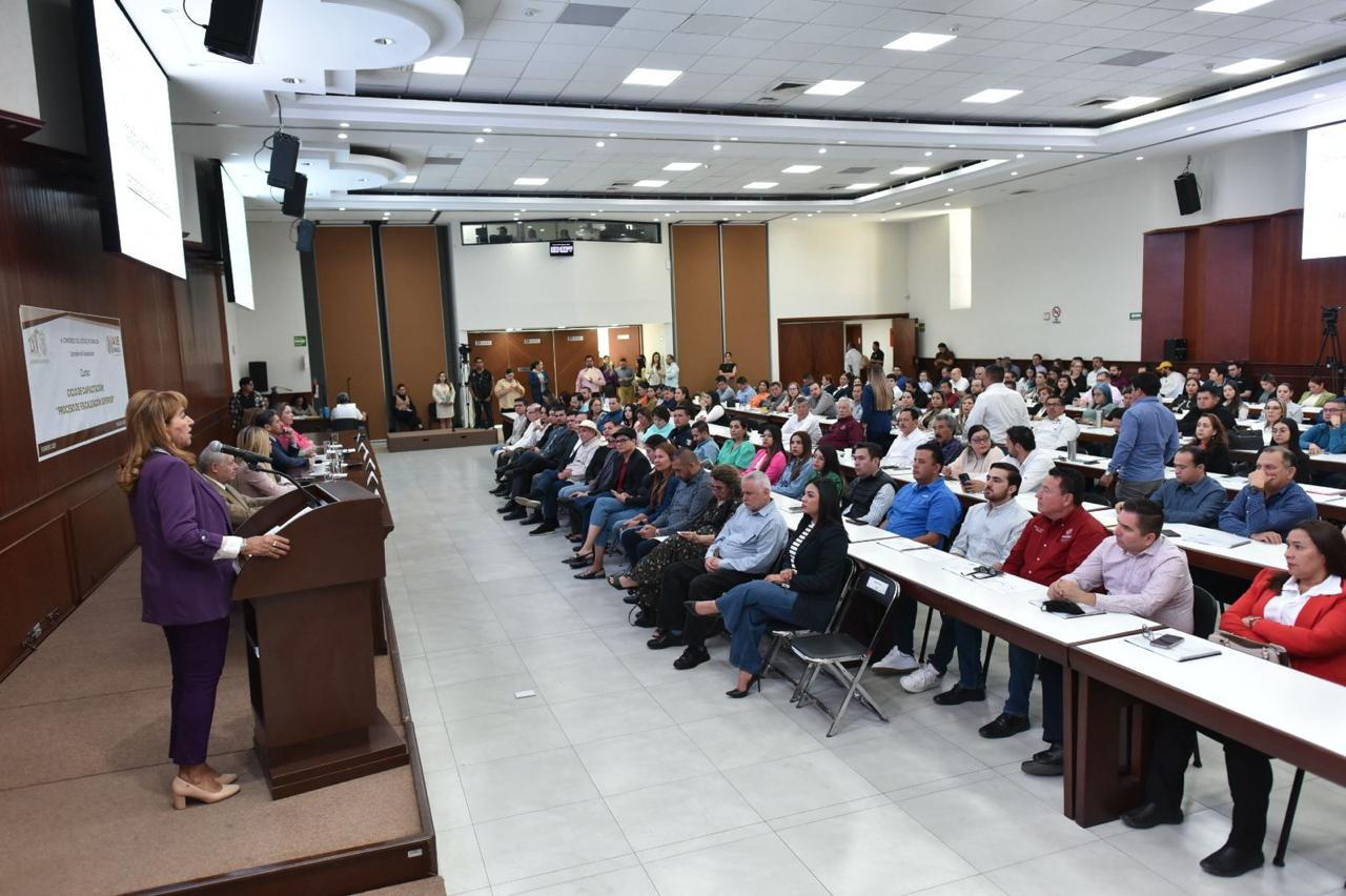 Alcaldes, alcaldesas y funcionarios de los 20 municipios de la entidad recibieron este viernes una jornada de capacitación en materia fiscal que organizó el Congreso del Estado de Sinaloa a través de la Comisión de Fiscalización y que ofreció personal especializado de la Auditoría Superior del Estado.