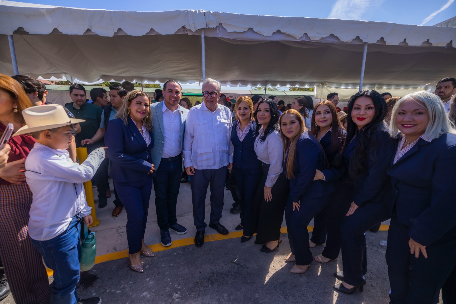 Con una inversión superior al millón de pesos, el circuito vial beneficiará a 665 estudiantes de kínder y primaria de la institución educativa.
*El mandatario estatal dio el banderazo a la construcción de aulas para 5to y 6to de la primaria STASE y se comprometió a construir el área de comedor para el kínder.
