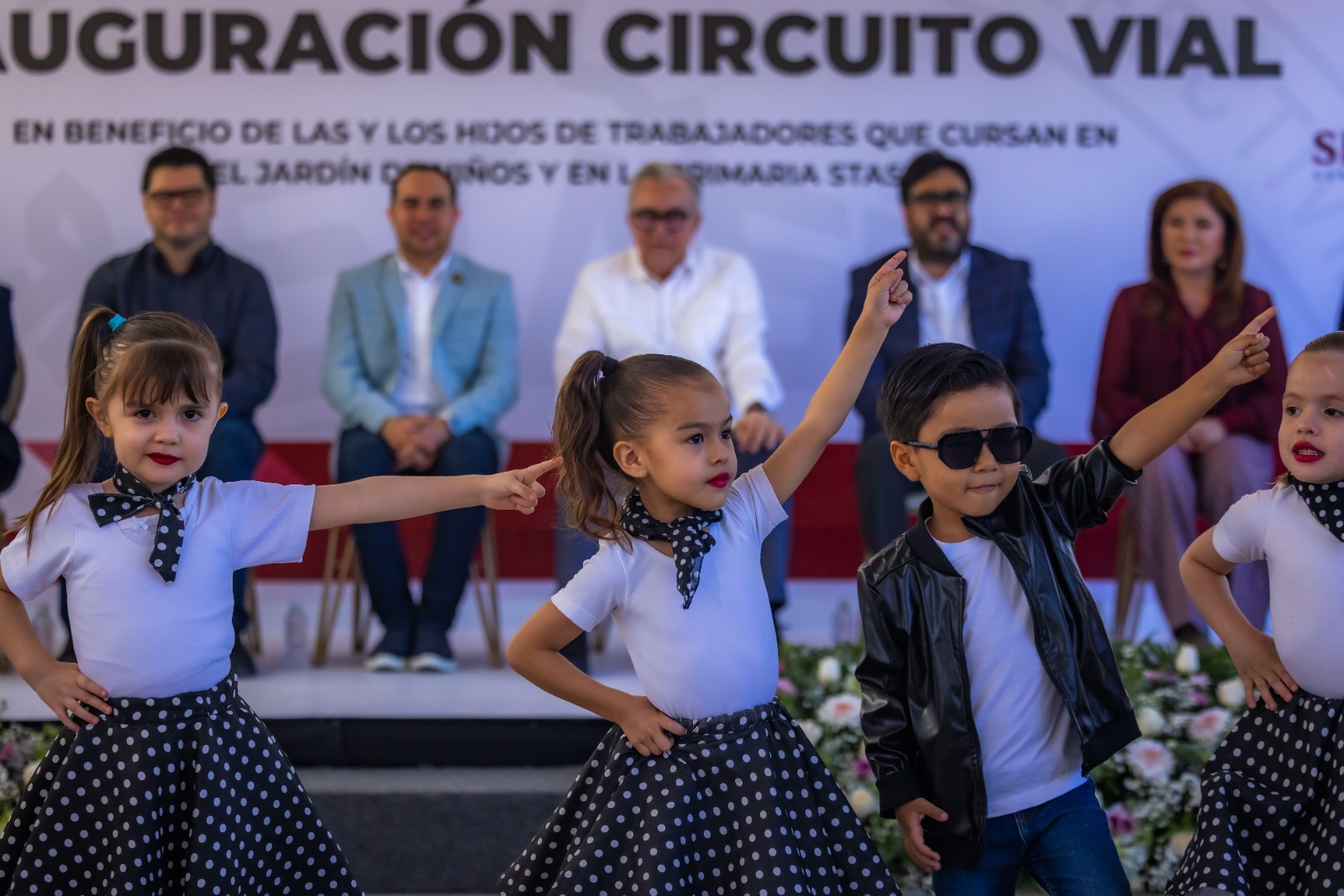 Con una inversión superior al millón de pesos, el circuito vial beneficiará a 665 estudiantes de kínder y primaria de la institución educativa.
*El mandatario estatal dio el banderazo a la construcción de aulas para 5to y 6to de la primaria STASE y se comprometió a construir el área de comedor para el kínder.
