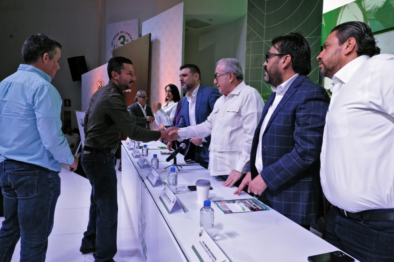 Al asistir al cambio de Comité Directivo de la Asociación de Agricultores del Río Culiacán (AARC) para el periodo 2025-2028, el gobernador Rubén Rocha Moya afirmó que por ser precisamente la agricultura la principal vocación productiva de Sinaloa, está muy comprometido con el campo, y dedicado cien por ciento a las gestiones para que los productores tengan las mejores condiciones de comercialización de sus cosechas.