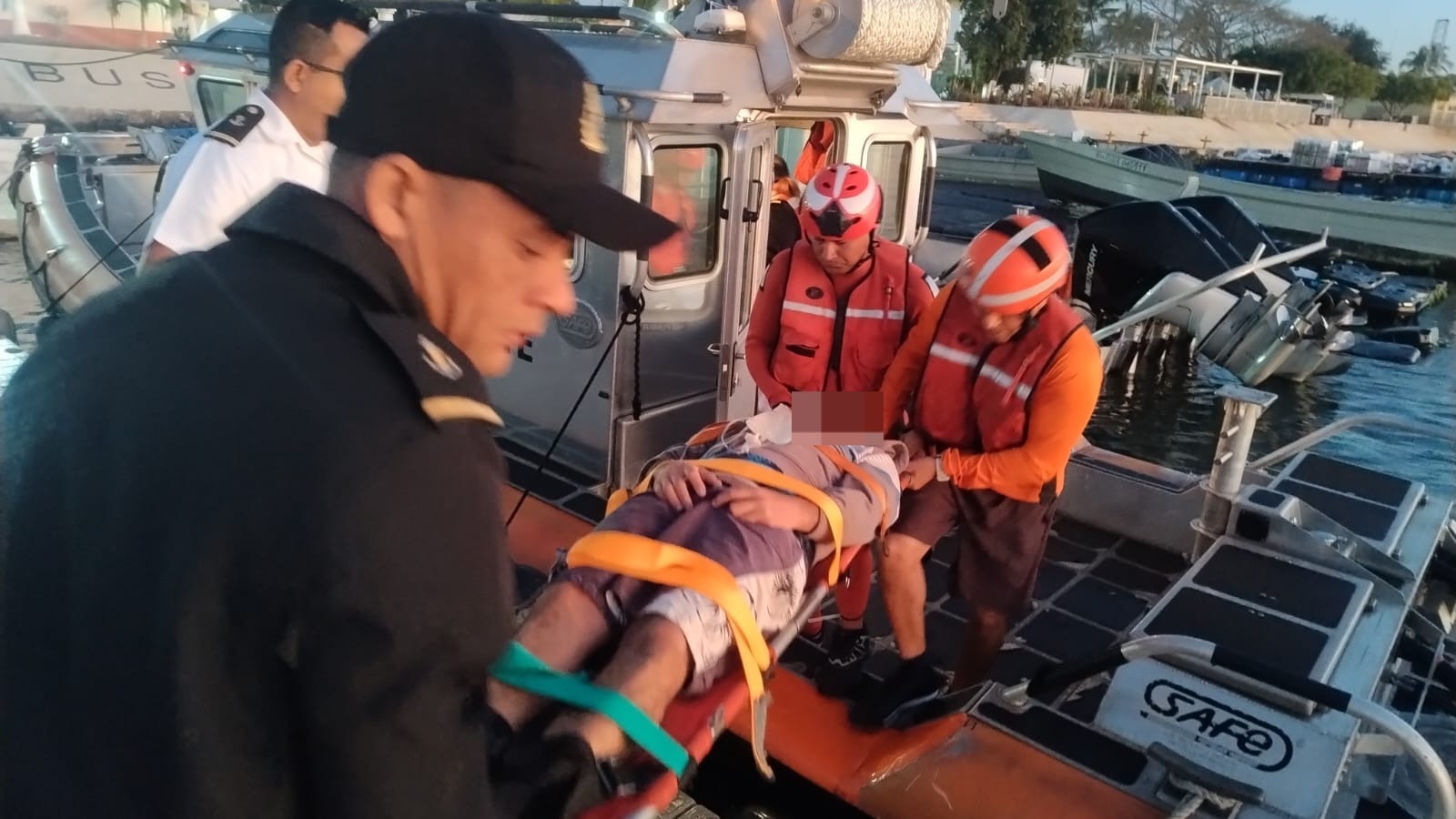 Esta acción se llevó a cabo, al recibir una llamada de emergencia, en la cual informaron que un tripulante de la embarcación camaronera “ALI II” se encontraba con problemas de salud y requería atención médica.