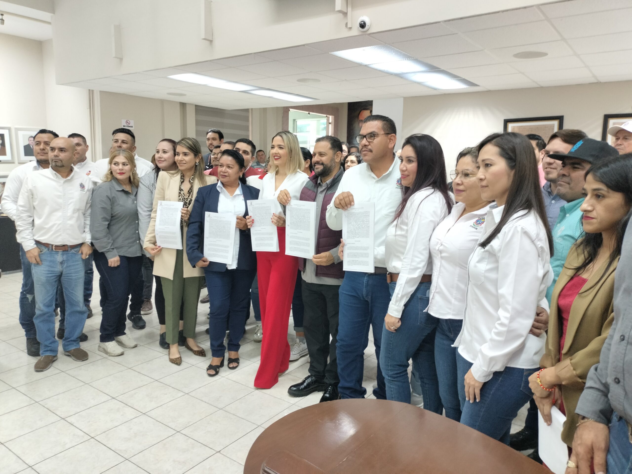 La Presidenta Municipal, Estrella Palacios Domínguez, y la Secretaria General de STASAM, Laura Elena Tirado Aguilar, firman un convenio de colaboración en beneficio de 236 trabajadores sindicalizados y sus familias 