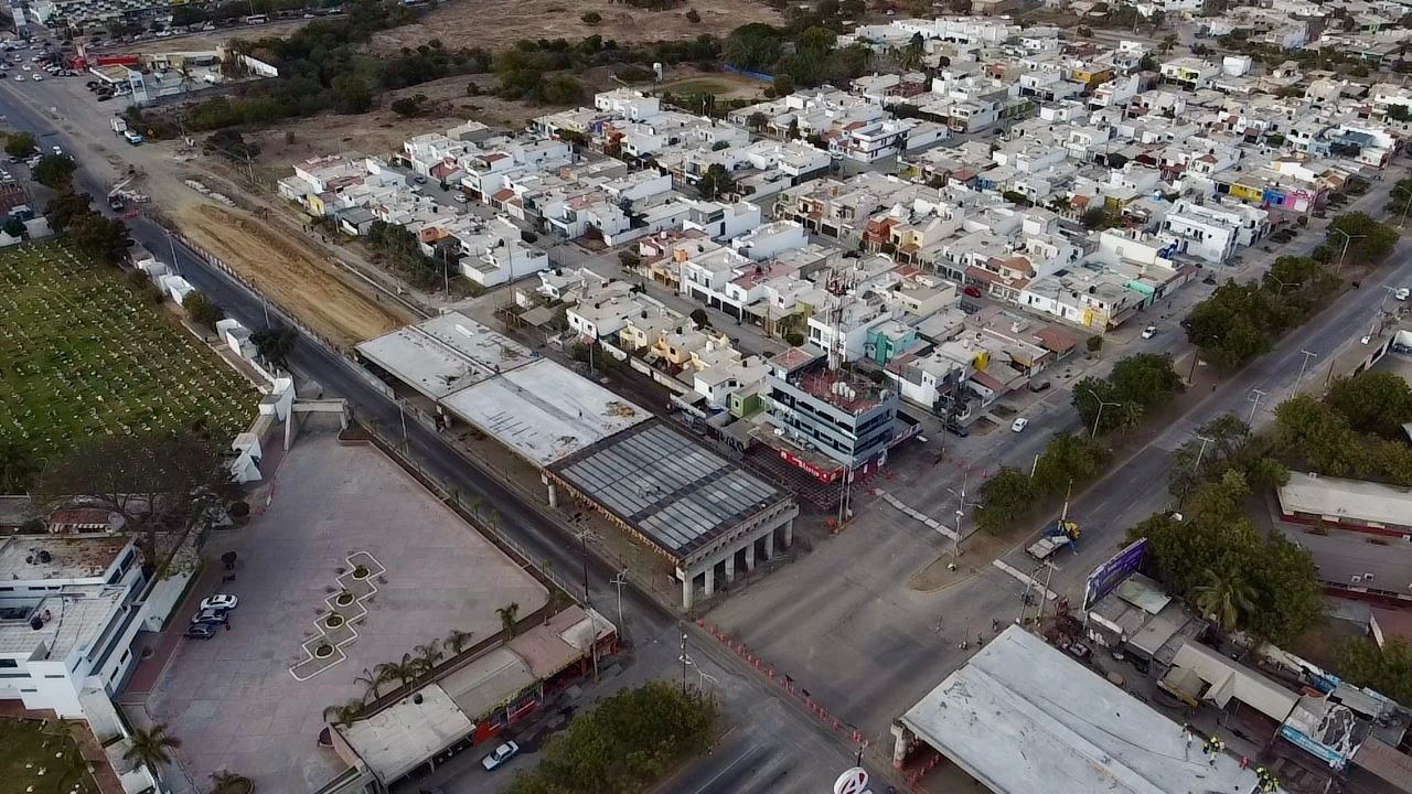 La instalación de travel aéreas y vaciado de área de rodamiento, es el propósito del cierre vial, para evitar alguna situación de riesgo para la ciudadanía