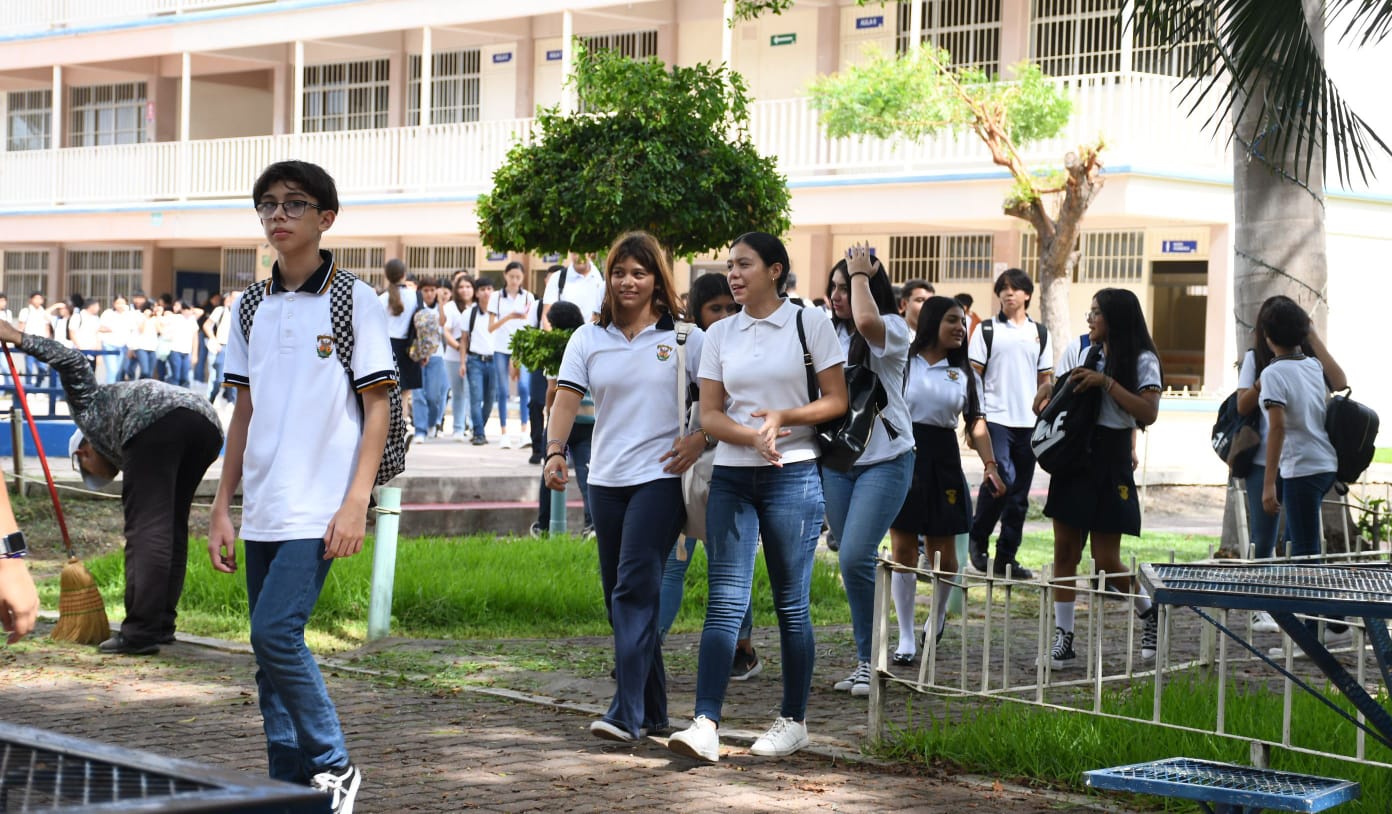 Cientos de miles de aspirantes a ingresar a las Unidades Académicas Preparatorias de la Universidad Autónoma de Sinaloa, se mantuvieron expectantes a la apertura del portal de preinscripción para el Nivel Bachillerato, en la Unidad Regional Sur.