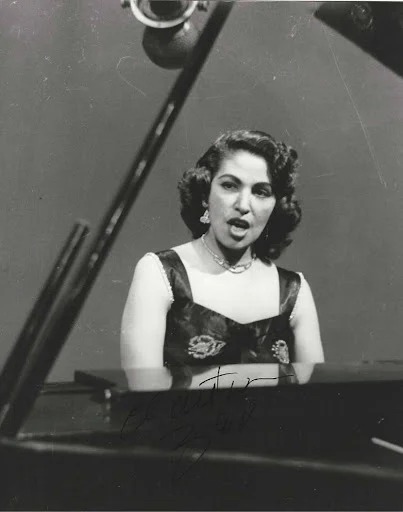 Consuelo Velázquez es un nombre que resuena en la historia de la música mexicana y mundial. Su talento como compositora la convirtió en una de las figuras más destacadas del bolero, un género que ha sido la banda sonora del romance en diferentes épocas y culturas. Su obra maestra, Bésame mucho, ha trascendido generaciones.