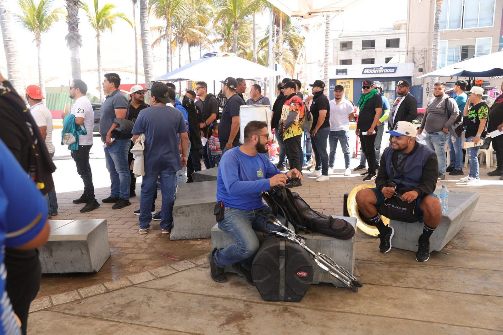 El Gobierno de Rubén Rocha Moya continúa con la entrega de apoyos económicos a sectores clave del puerto. En coordinación con el Ayuntamiento de Mazatlán, el secretario de Economía, Ricardo “Pity” Velarde, entregó 200 apoyos de 2,500 pesos a músicos locales, brindando un impulso ante la temporada alta de eventos como el Carnaval, Semana Santa y la Semana de la Moto.