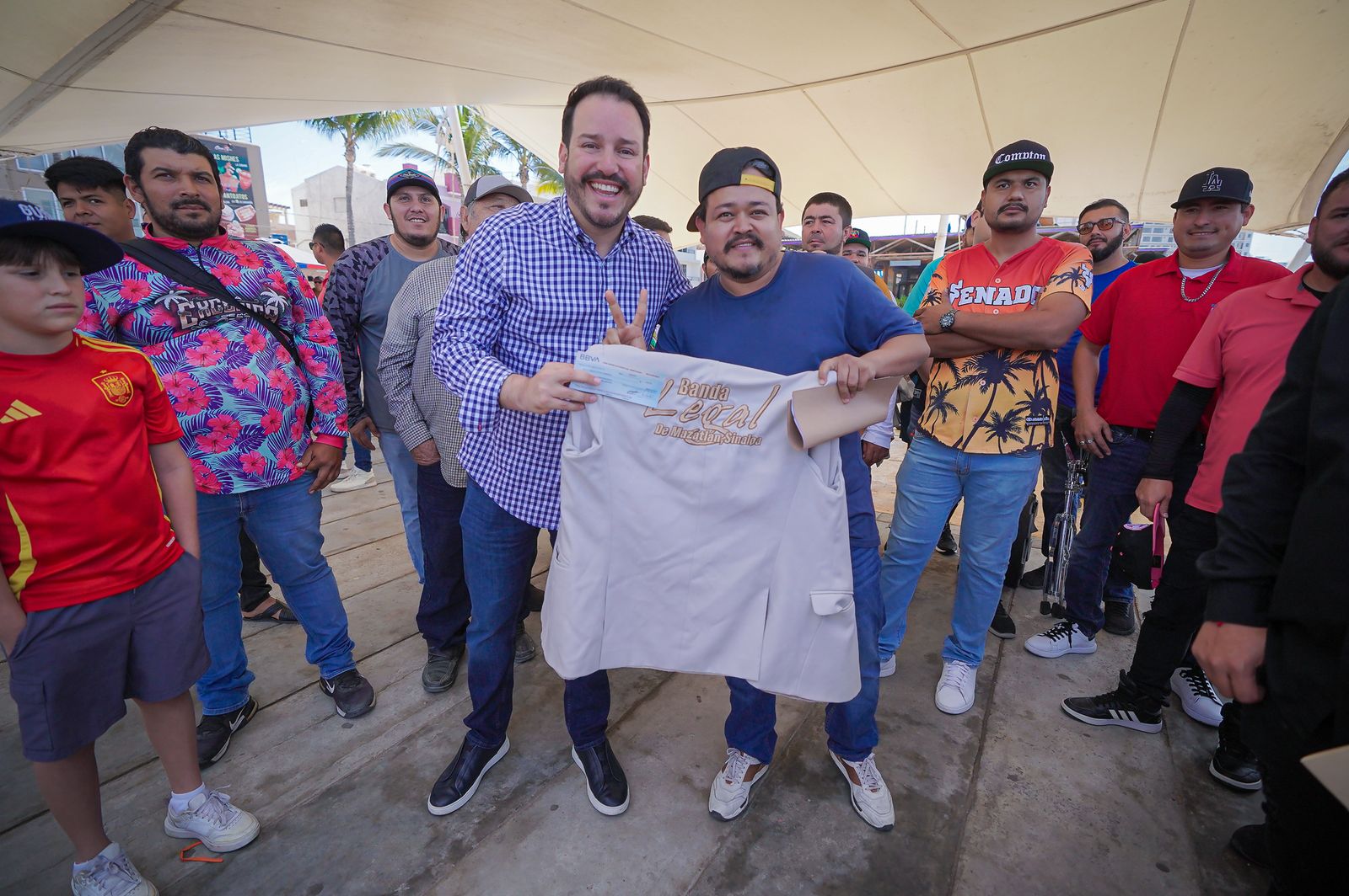 El Gobierno de Rubén Rocha Moya continúa con la entrega de apoyos económicos a sectores clave del puerto. En coordinación con el Ayuntamiento de Mazatlán, el secretario de Economía, Ricardo “Pity” Velarde, entregó 200 apoyos de 2,500 pesos a músicos locales, brindando un impulso ante la temporada alta de eventos como el Carnaval, Semana Santa y la Semana de la Moto.
