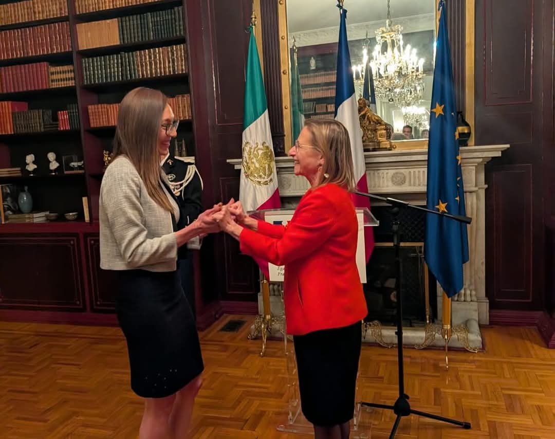 - Brenda Galaviz, egresada de la UAS, recibe la Orden de las Palmas Académicas en grado de Caballero, condecoración entregada por la Embajadora de Francia en México