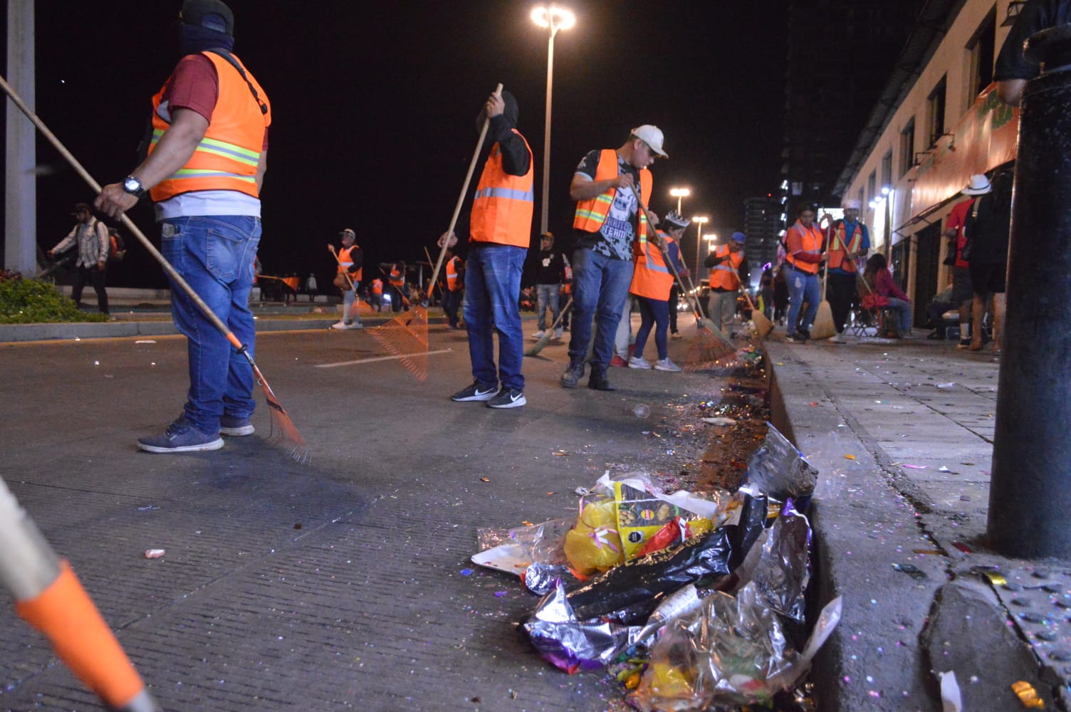 La Directora de la dependencia municipal, Karla Angélica Camacho Guzmán, informa que fueron asignados 330 trabajadores en los días clave del Carnaval, como en los desfiles del domingo y martes para que la avenida Del Mar permaneciera limpia