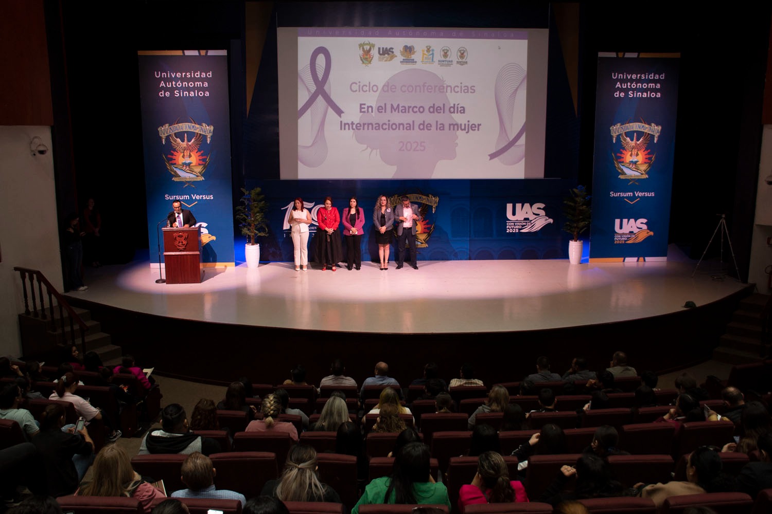 Con el objetivo de generar un espacio de reflexión y aprendizaje que impulse la autenticidad, el liderazgo y el bienestar de las mujeres, la Universidad Autónoma de Sinaloa (UAS), a través de la Unidad de Bienestar Universitario (UBU) que tiene a bien dirigir la doctora Sofía Angulo de Madueña, puso en marcha el ciclo de conferencias en conmemoración del Día Internacional de la Mujer.