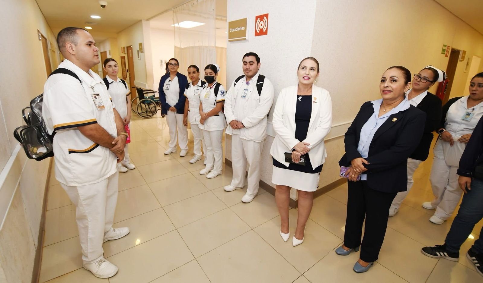 Como reza el dicho, la práctica hace al maestro, un ejemplo son los jóvenes de tercer año de la Facultad de Enfermería Mazatlán (FEMAZ) perteneciente a la Universidad Autónoma de Sinaloa (UAS), quienes hacen de lo aprendido en aula todo un compromiso cuando se trasladan al hospital general “Martiniano Carvajal”.