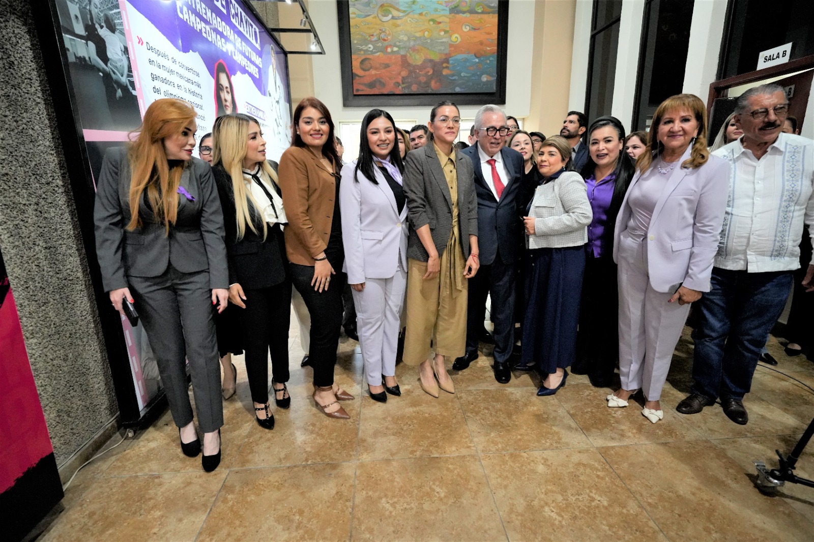 Como parte del reconocimiento hecho a la medallista olímpica en Taekwondo, María del Rosario Espinoza, este viernes se inauguró la exposición de murales que contienen la vida y trayectoria deportiva de la guasavense, instalados en el Corredor Cultural Dámaso Murúa Beltrán.