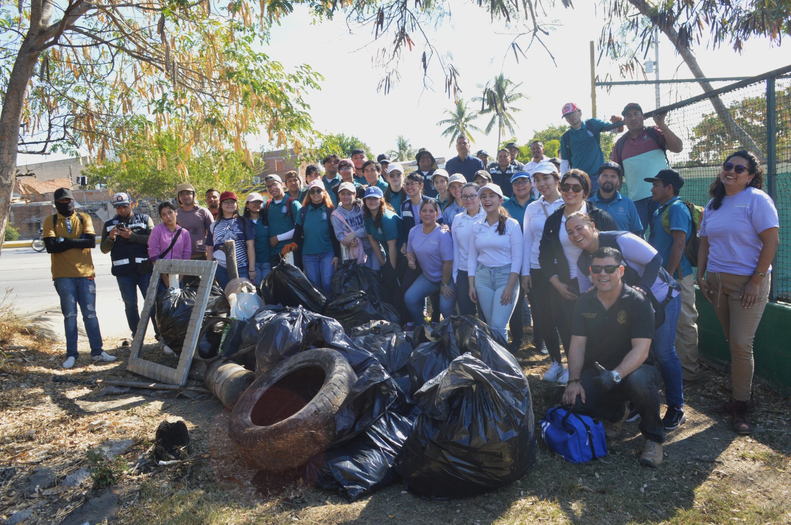 - ¡Cuidemos los Manglares! Realiza Ecología Municipal limpieza en Estero El Infiernillo
- Con apoyo de dependencias municipales e instituciones educativas, se recolecta cerca de 1 tonelada y media de desechos sólidos