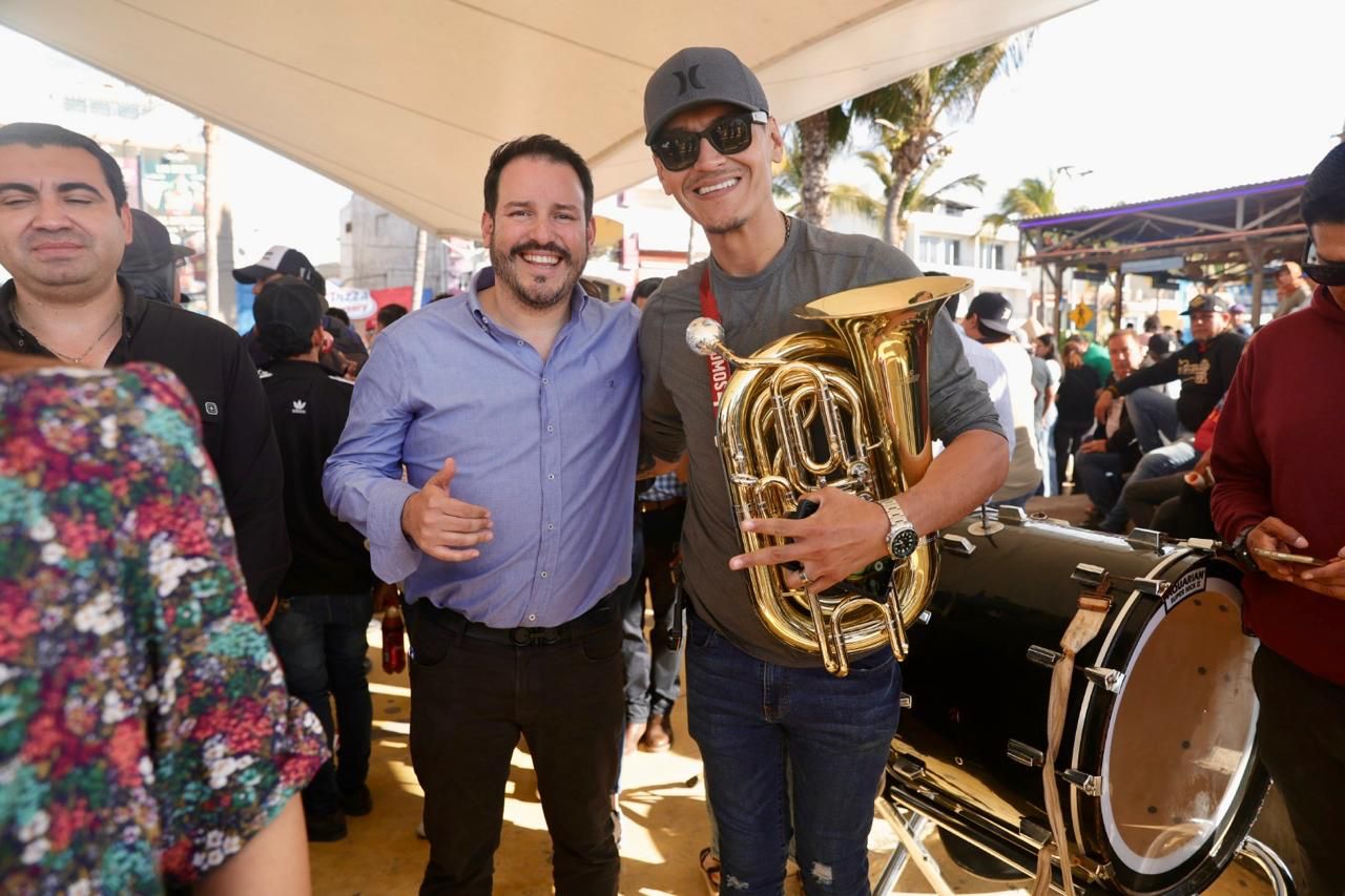 Como parte de un programa para fortalecer la economía local durante la temporada alta, el Gobierno de Sinaloa, en coordinación con el Ayuntamiento de Mazatlán, entregó este viernes apoyos a músicos y créditos preferenciales a comerciantes y restauranteros. Esta iniciativa, que comenzó la semana pasada, tiene como objetivo mejorar los servicios ofrecidos tanto a los visitantes como a los consumidores locales.