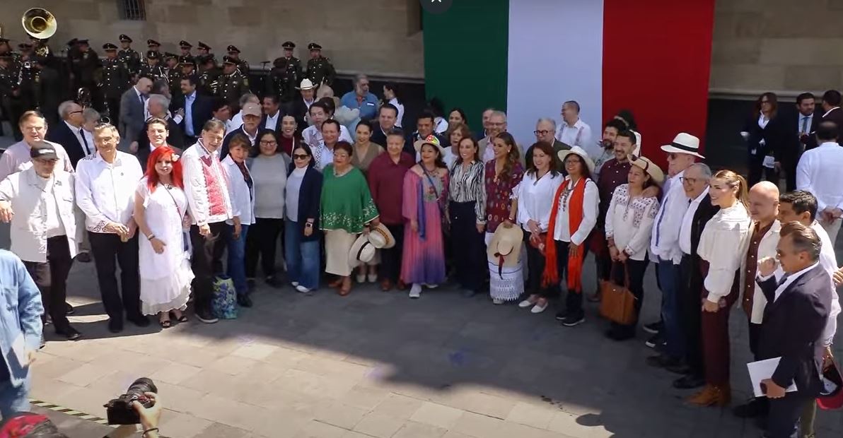 El mandatario sinaloense acompañó a la presidenta de México durante su mensaje a la Nación, justo a su izquierda detrás de ella frente a Palacio Nacional