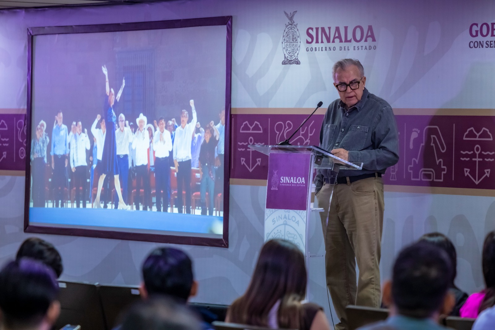 El gobernador Rocha destacó que la concentración de ayer en el zócalo para respaldar a la presidenta Claudia Sheinbaum, fue un evento institucional, no partidario, que congregó a todos los gobernadores y empresarios